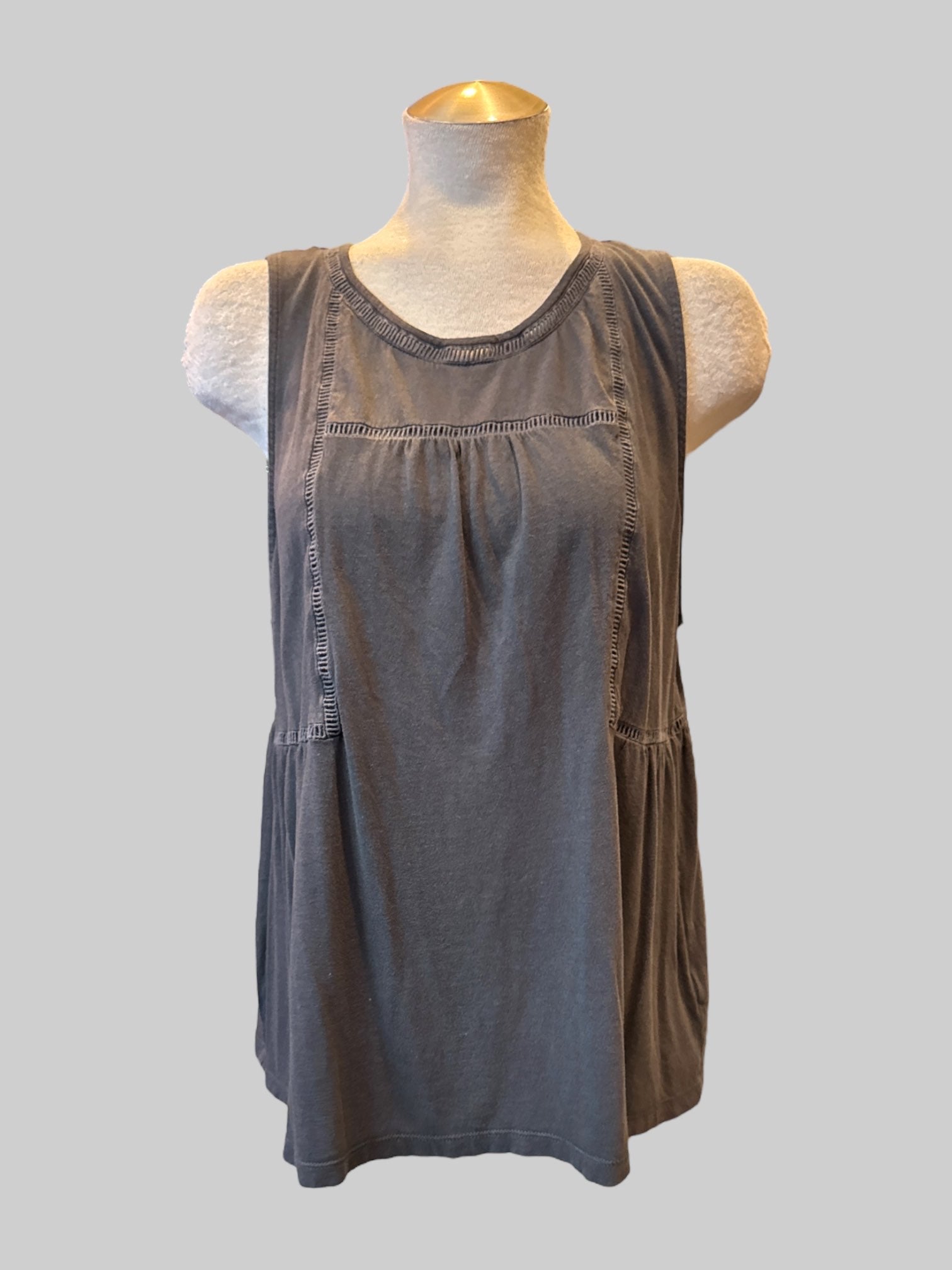 XL Gray sleeveless floaty top with small cut outs