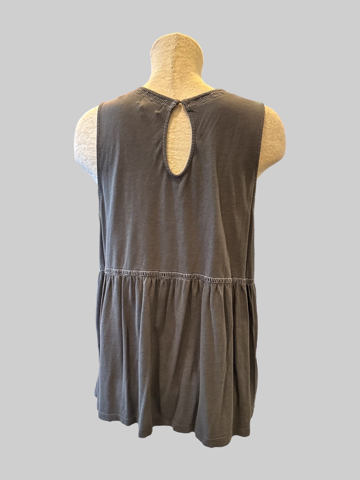 XL Gray sleeveless floaty top with small cut outs