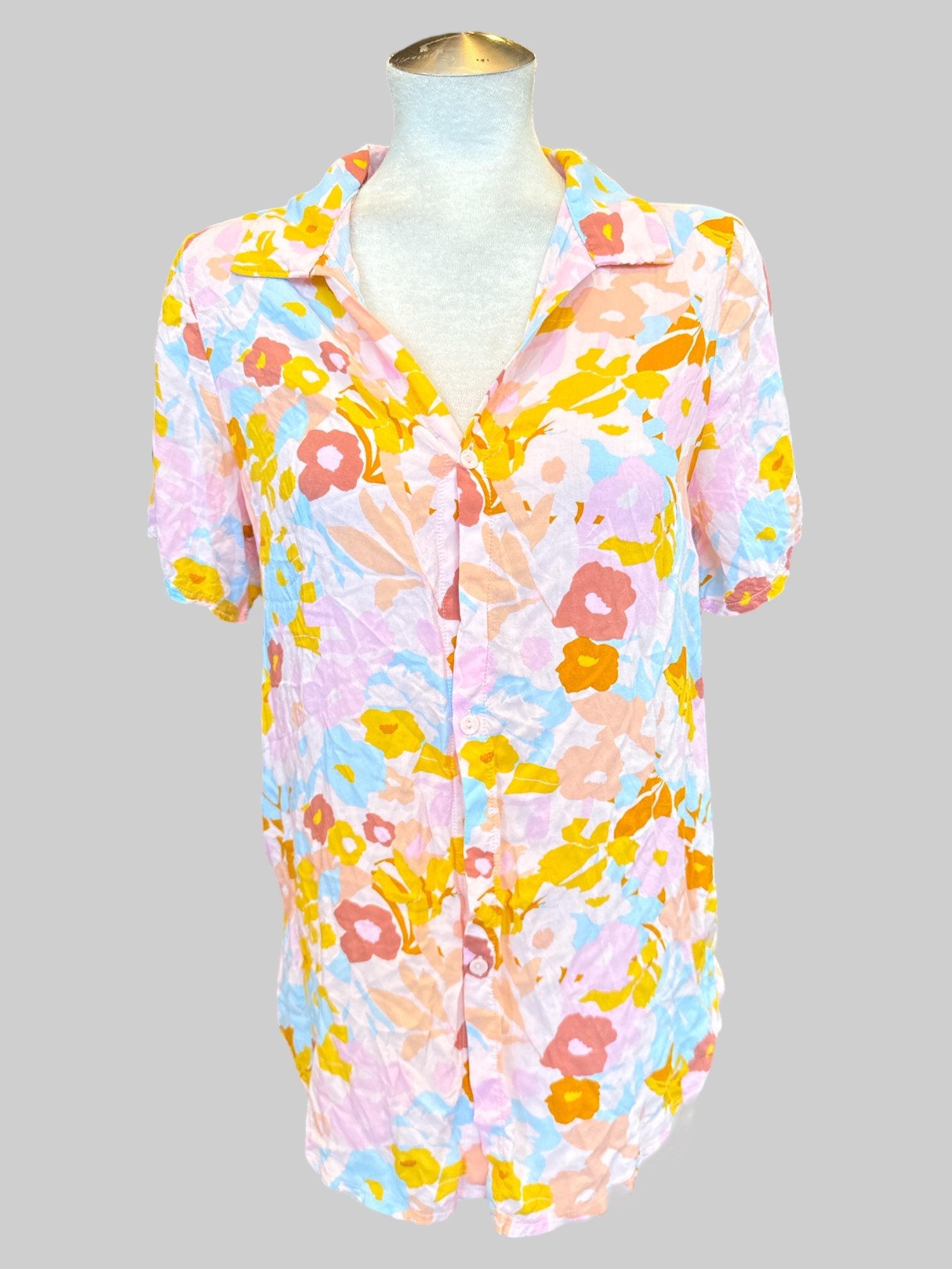 M Flowy multicolor button up tunic style top with abstract florals