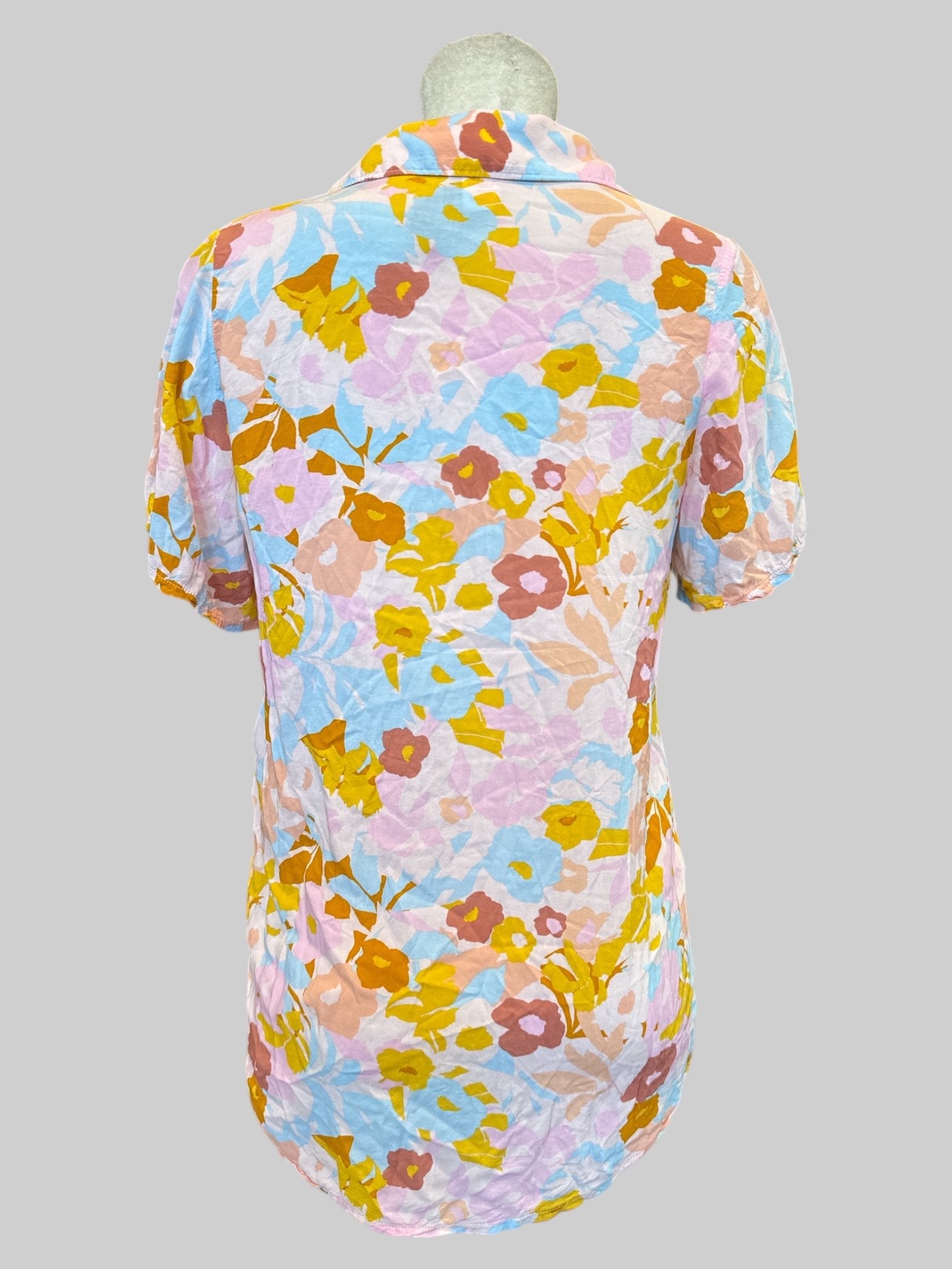 M Flowy multicolor button up tunic style top with abstract florals