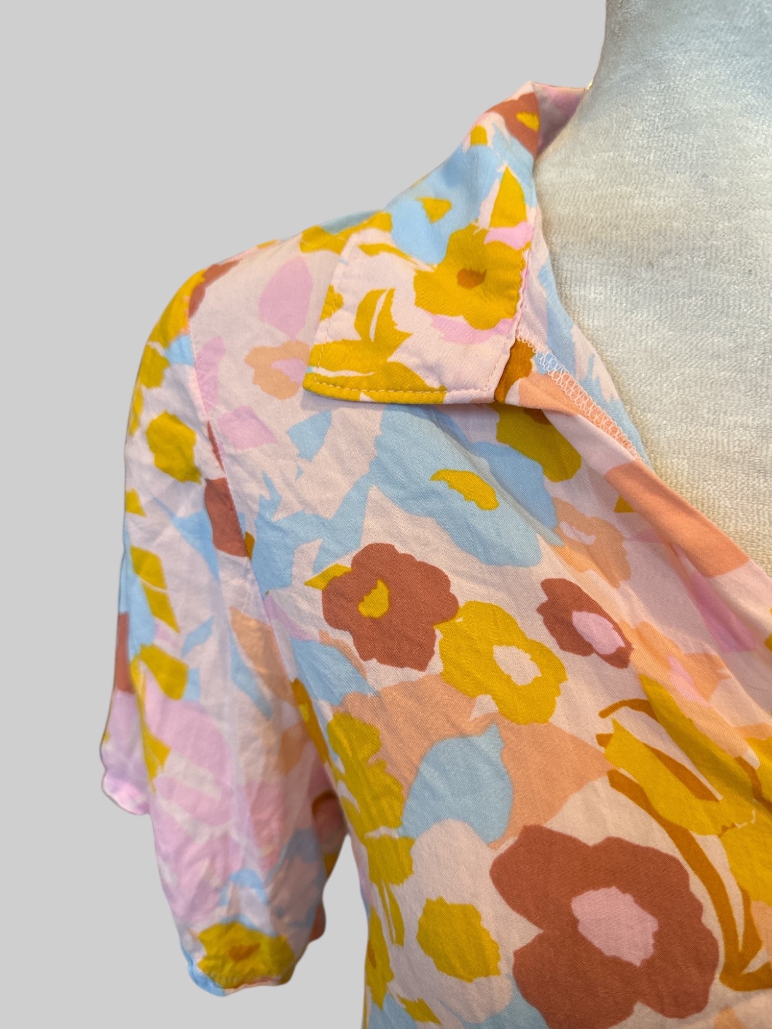 M Flowy multicolor button up tunic style top with abstract florals