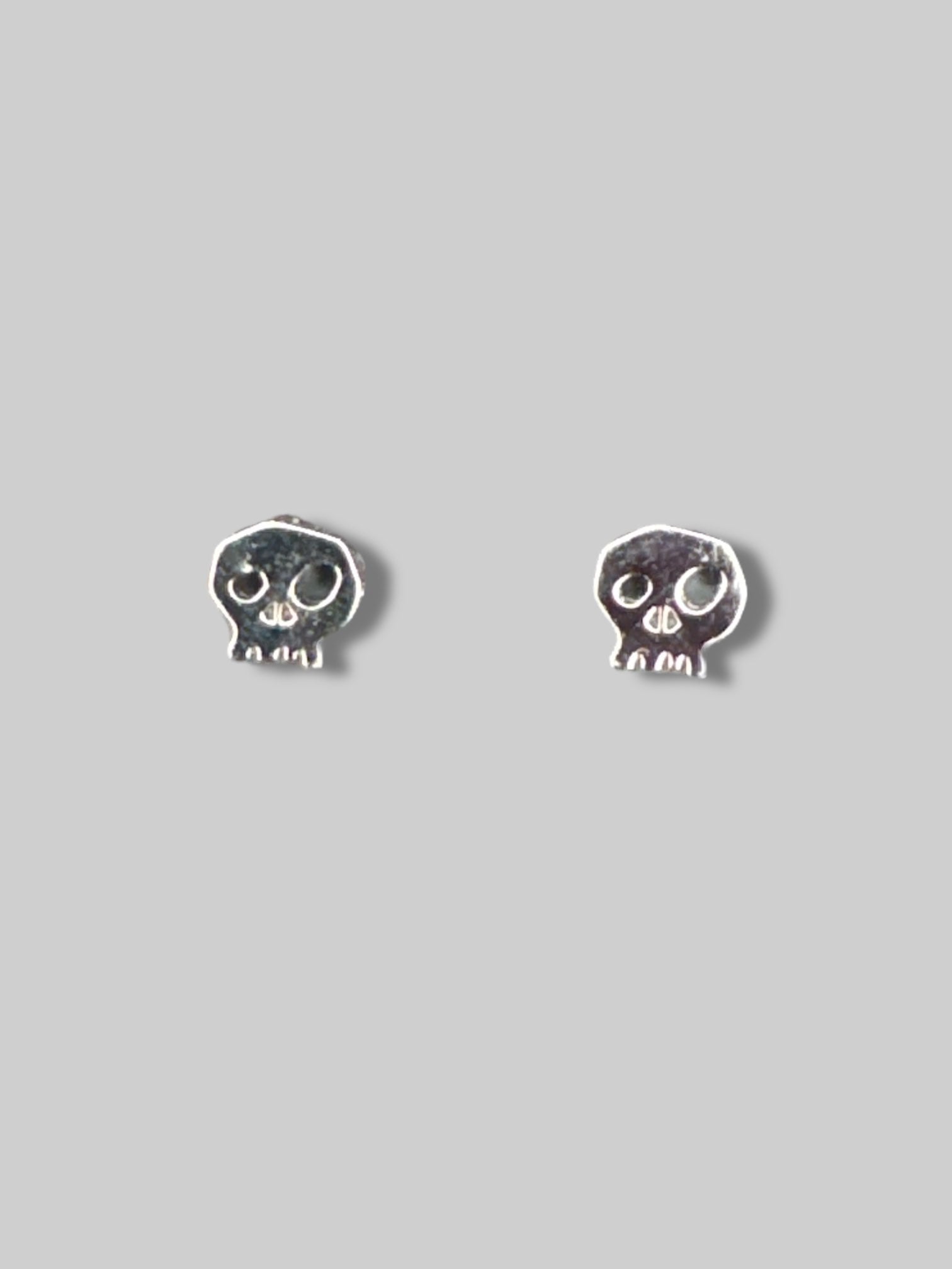 Black skull stud earrings