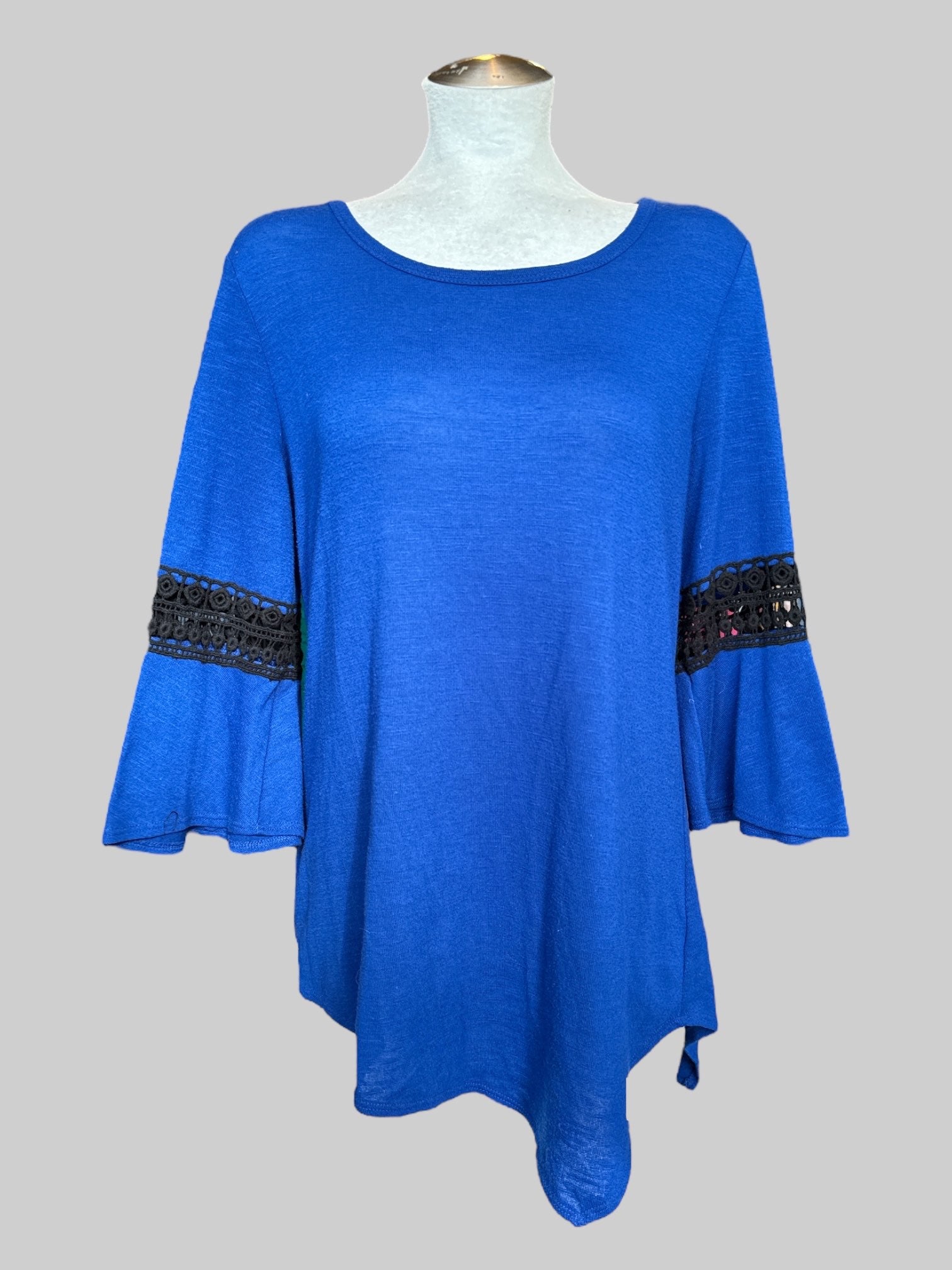 1X Blue flowy and stretchy top with lace and bell sleeves