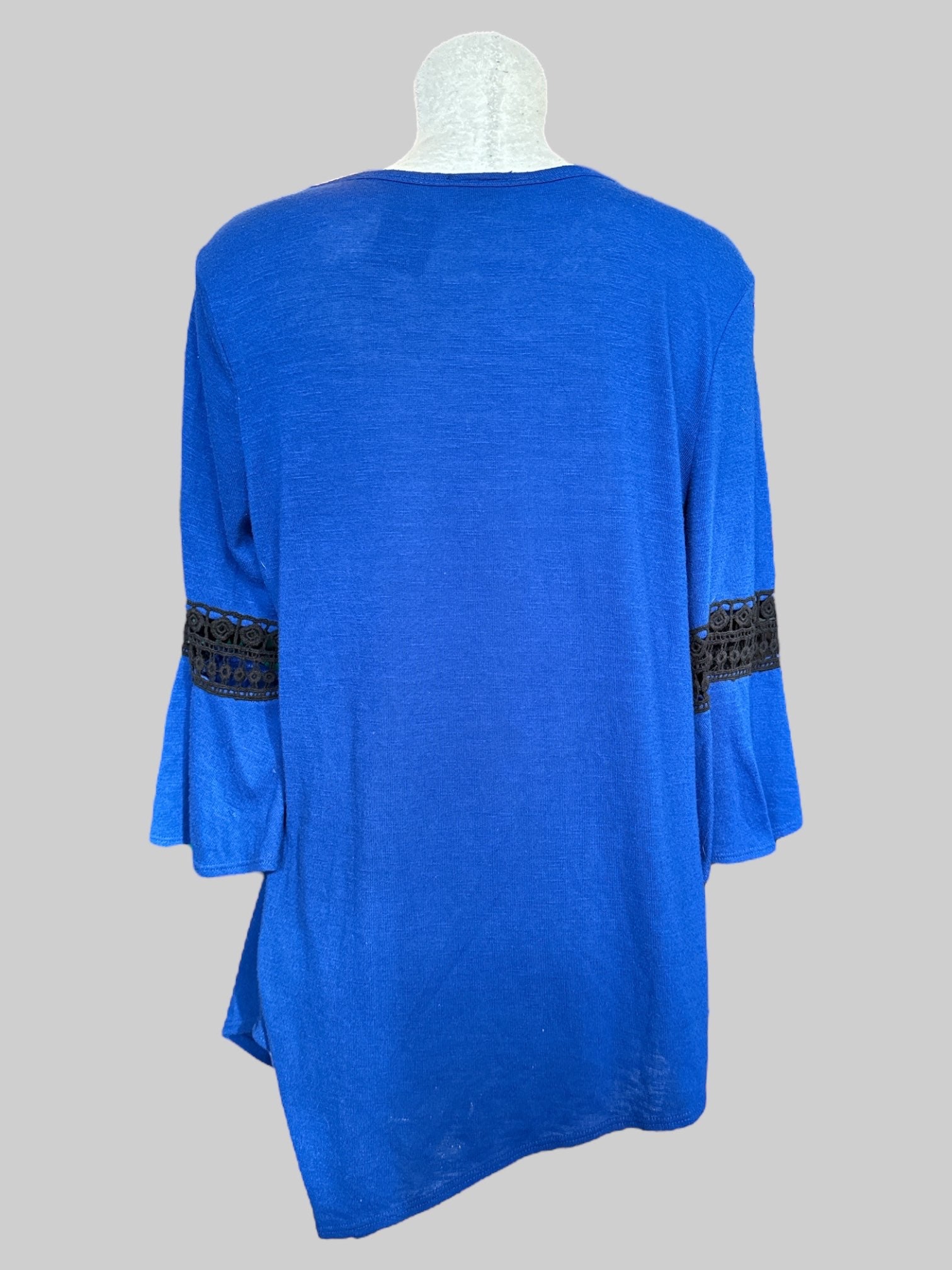 1X Blue flowy and stretchy top with lace and bell sleeves