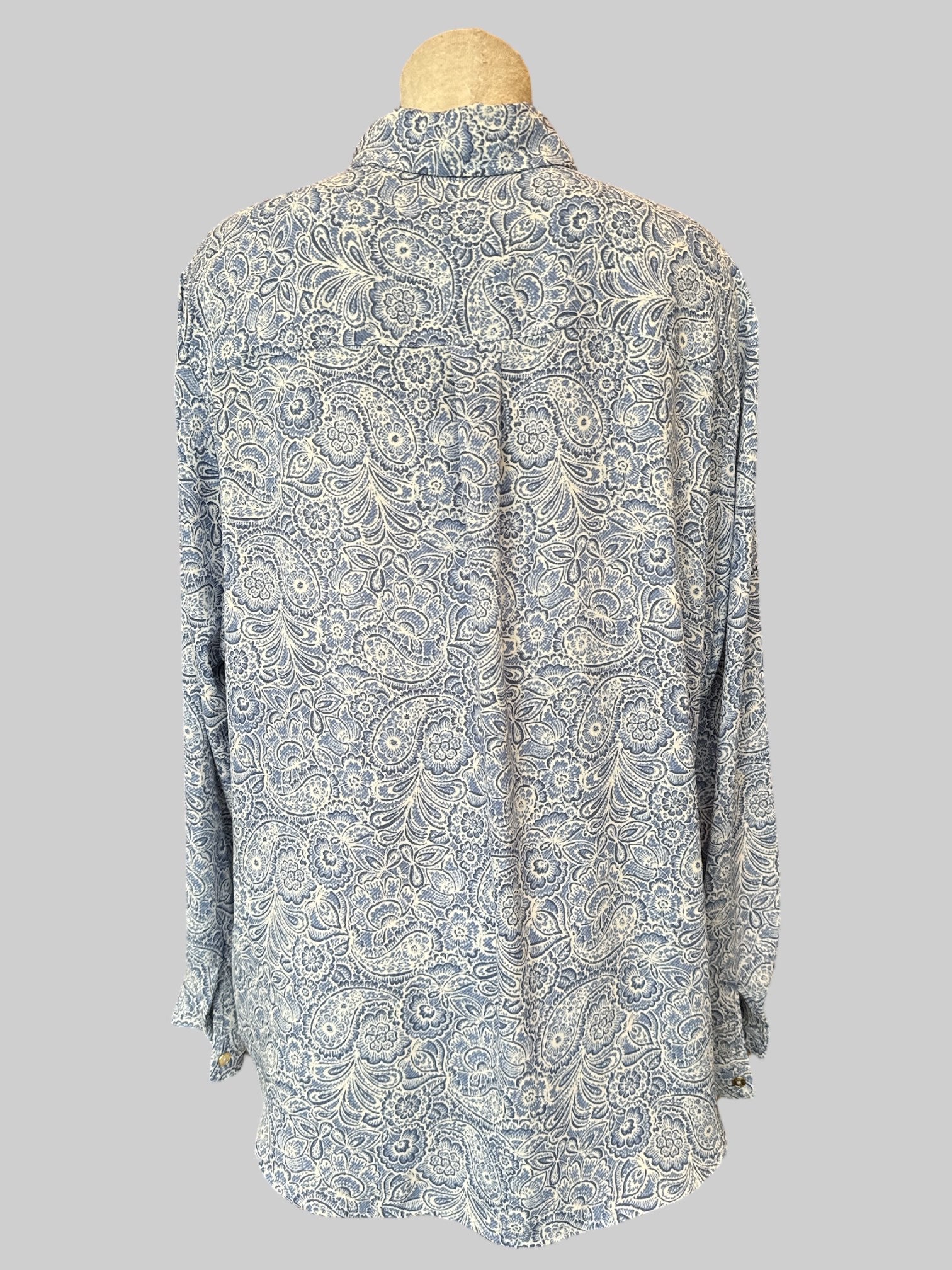 2X Light weight blue and white flowy paisley pattern button up