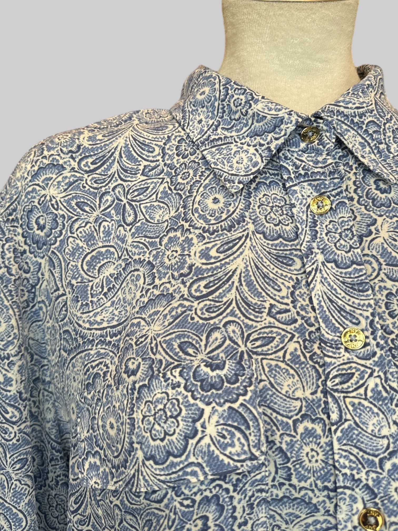 2X Light weight blue and white flowy paisley pattern button up