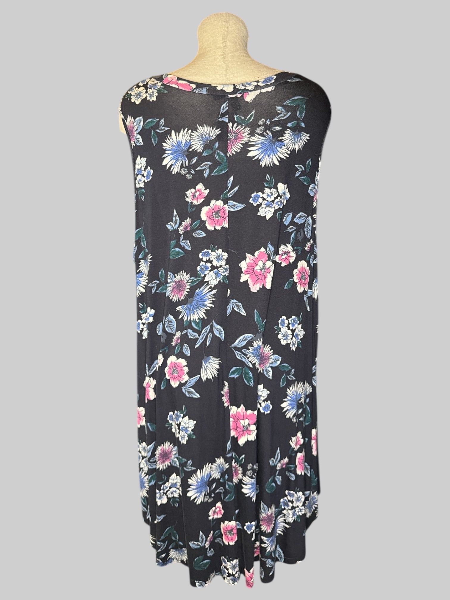 5X Dark blue flowy and stretchy sleeveless top with blue, pink, and white florals