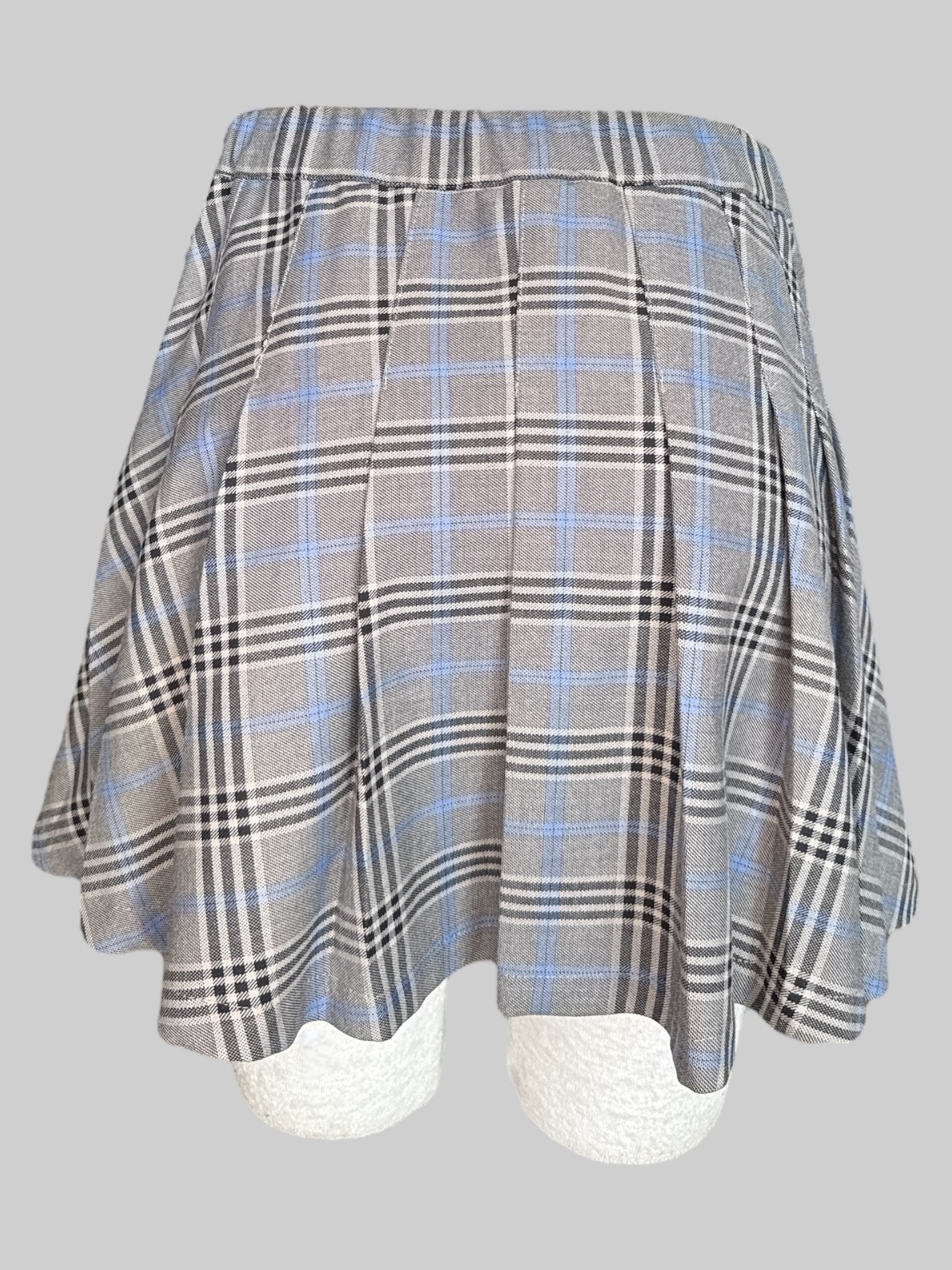 M short blue, black, white, and gray plaid pleated skirt