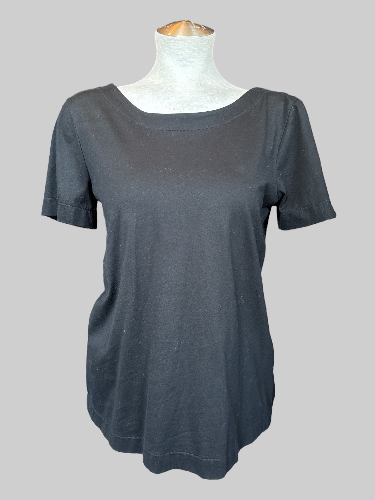 M Black scooped neck t shirt with big bow in back with pleating