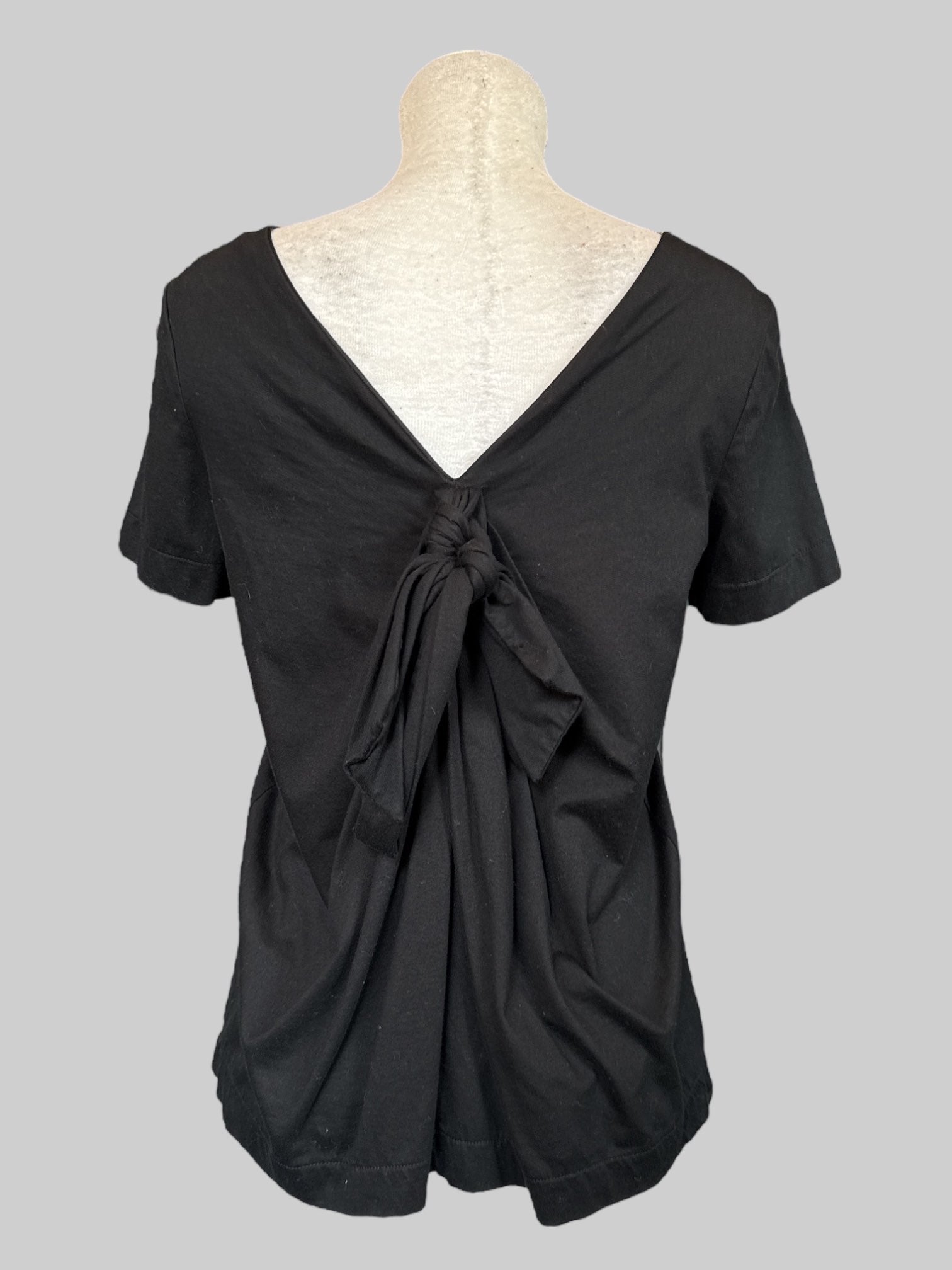 M Black scooped neck t shirt with big bow in back with pleating