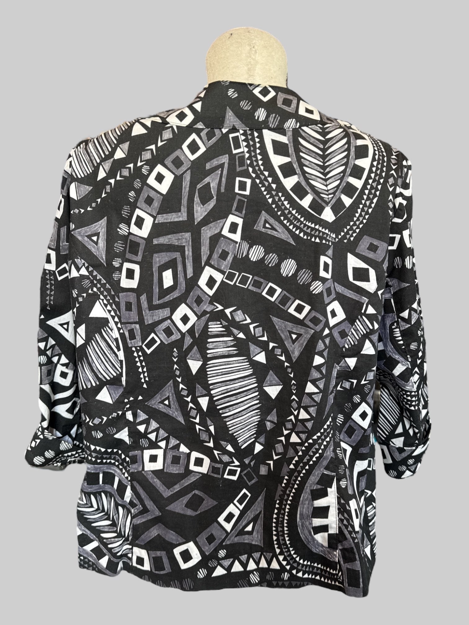 L Vintage black, white, and gray geometric pattern with 3/4th sleeves and buttons