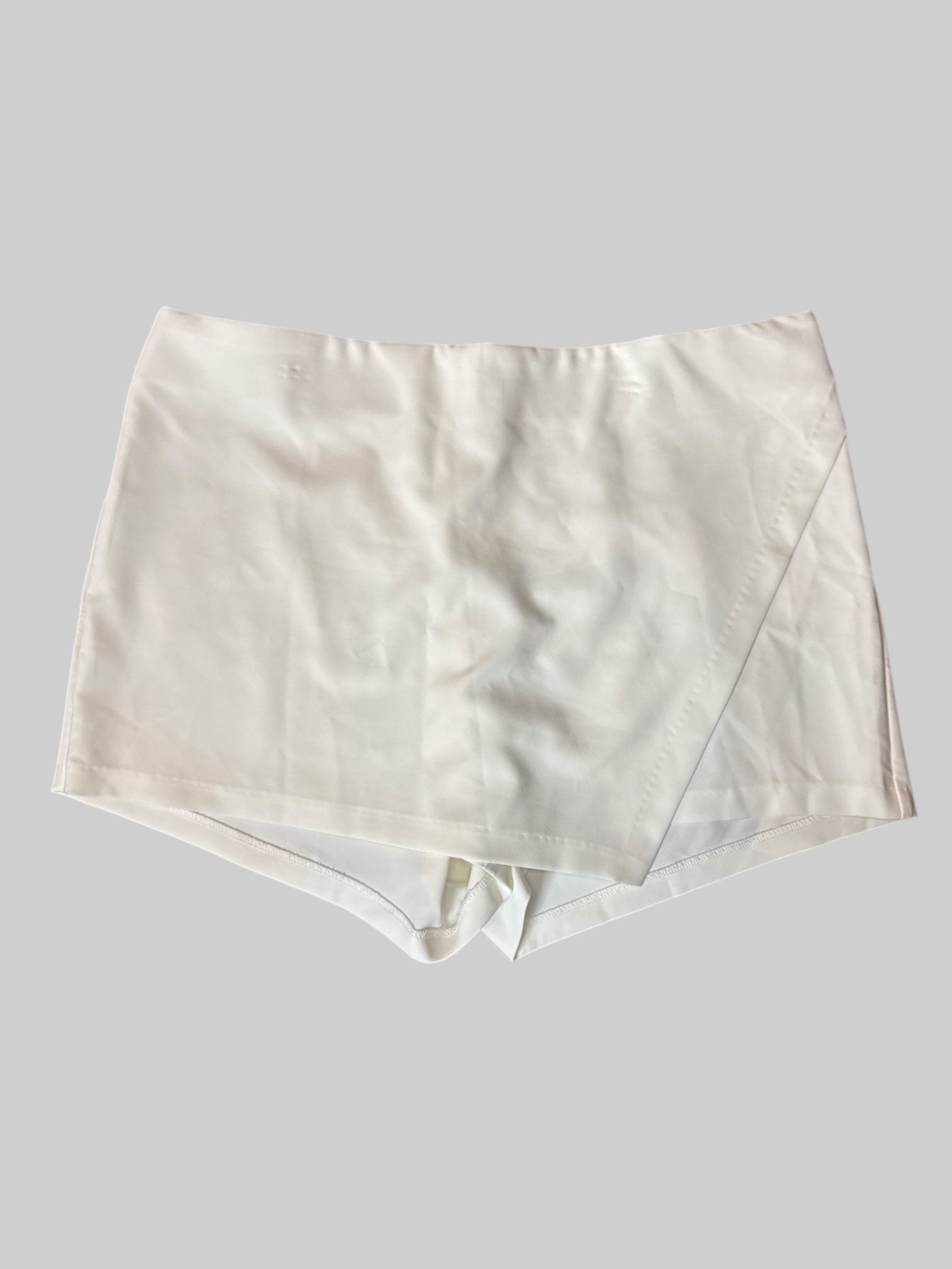 3X White flowy skort
