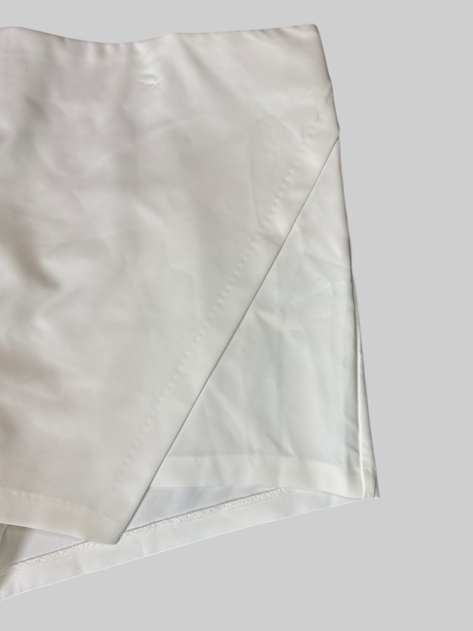 3X White flowy skort