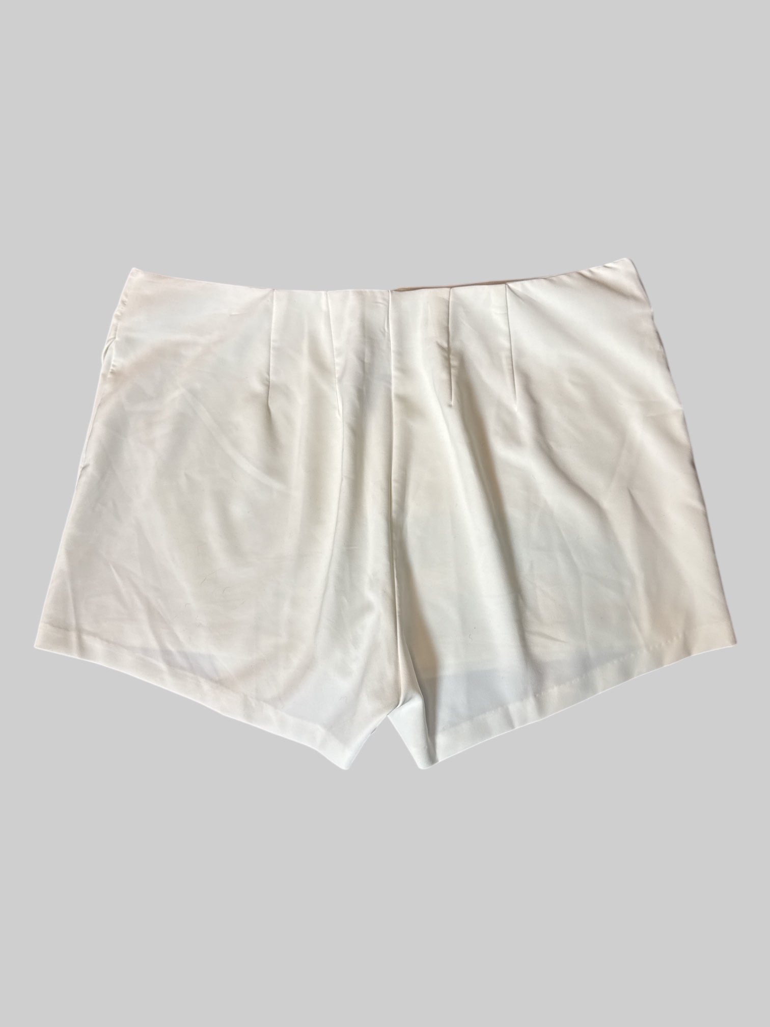 3X White flowy skort