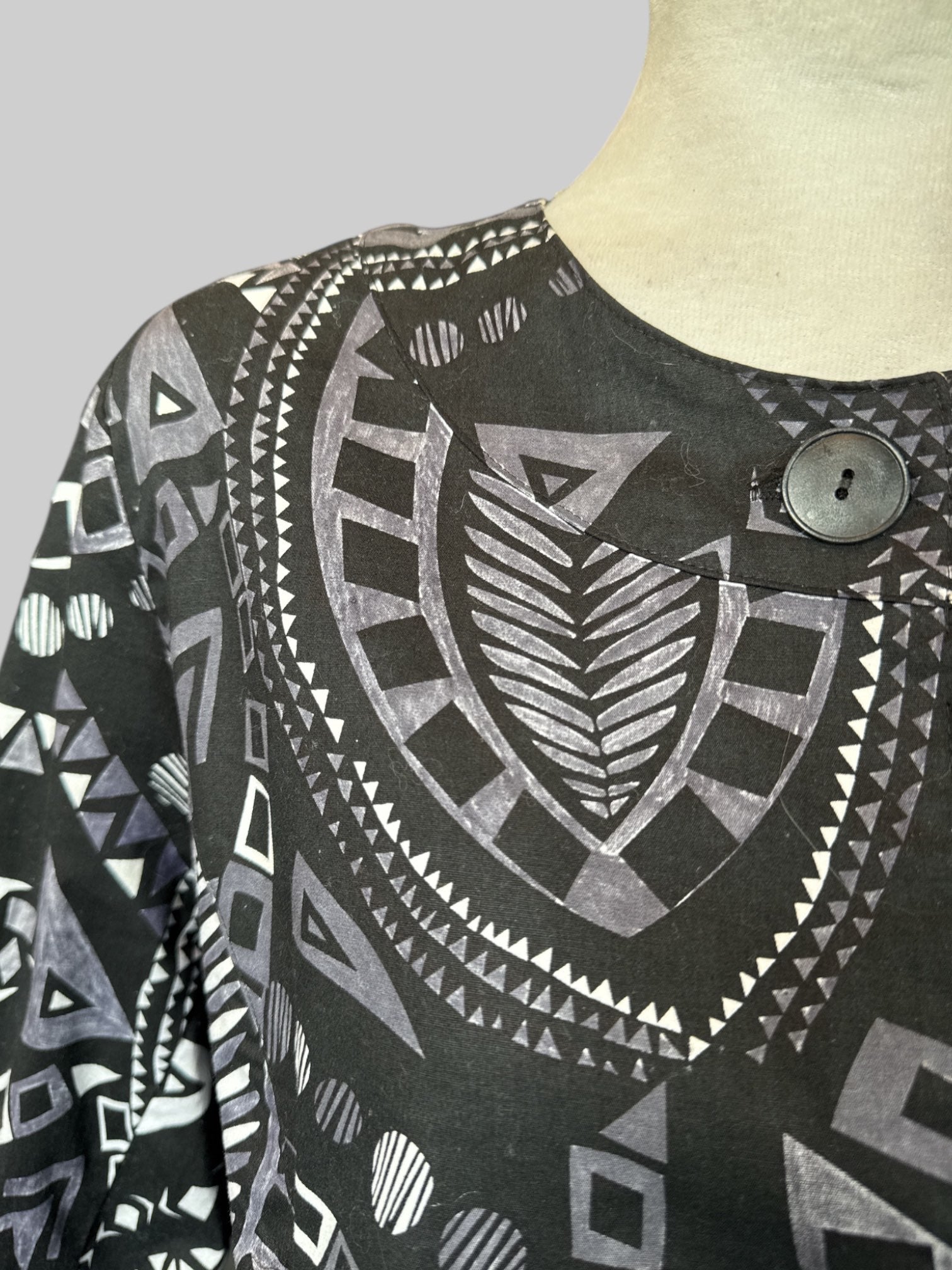 L Vintage black, white, and gray geometric pattern with 3/4th sleeves and buttons