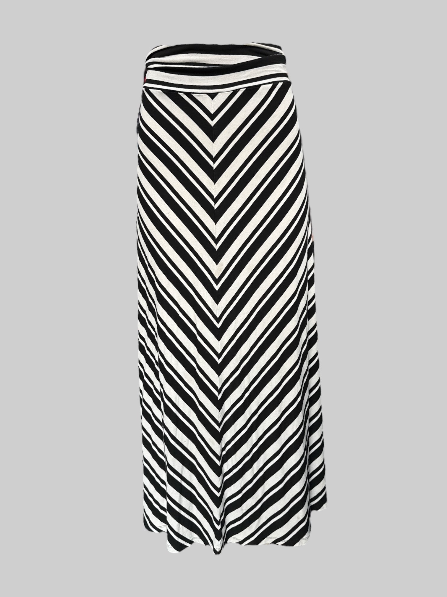 2X Black and white striped chevron, print stretchy maxi skirt
