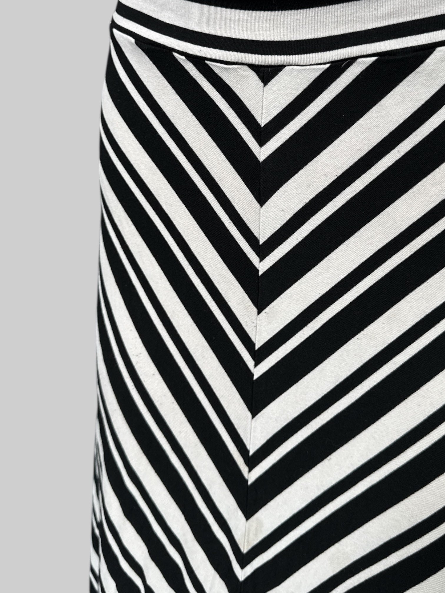2X Black and white striped chevron, print stretchy maxi skirt