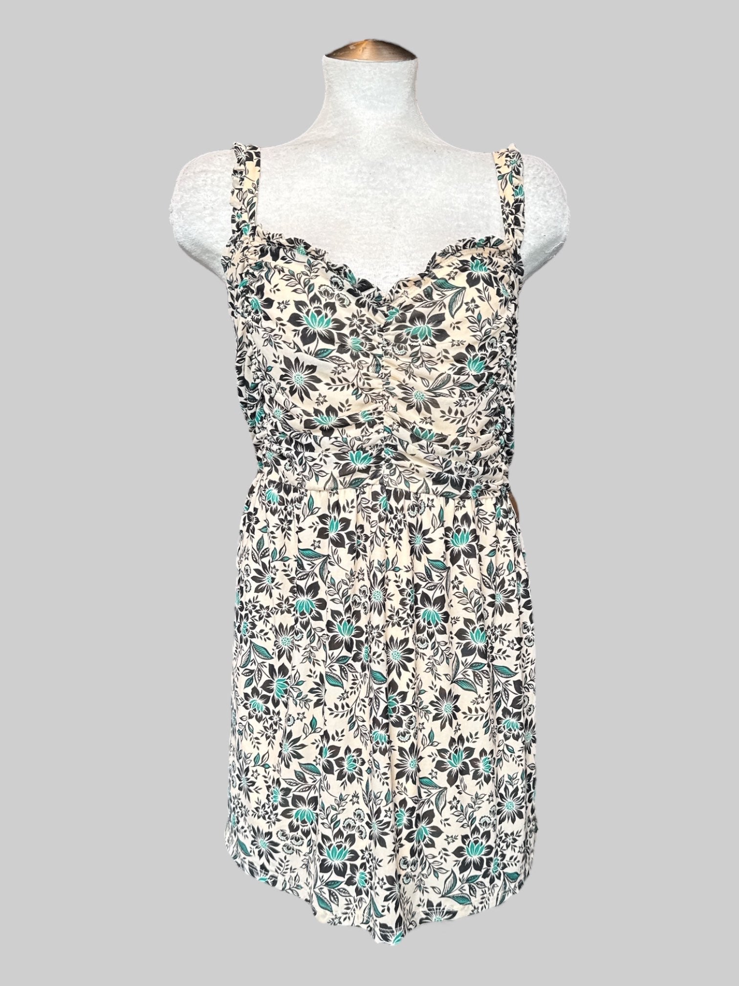 5X Flowy tan sleeveless top with black and blue florals and ruching on the chest