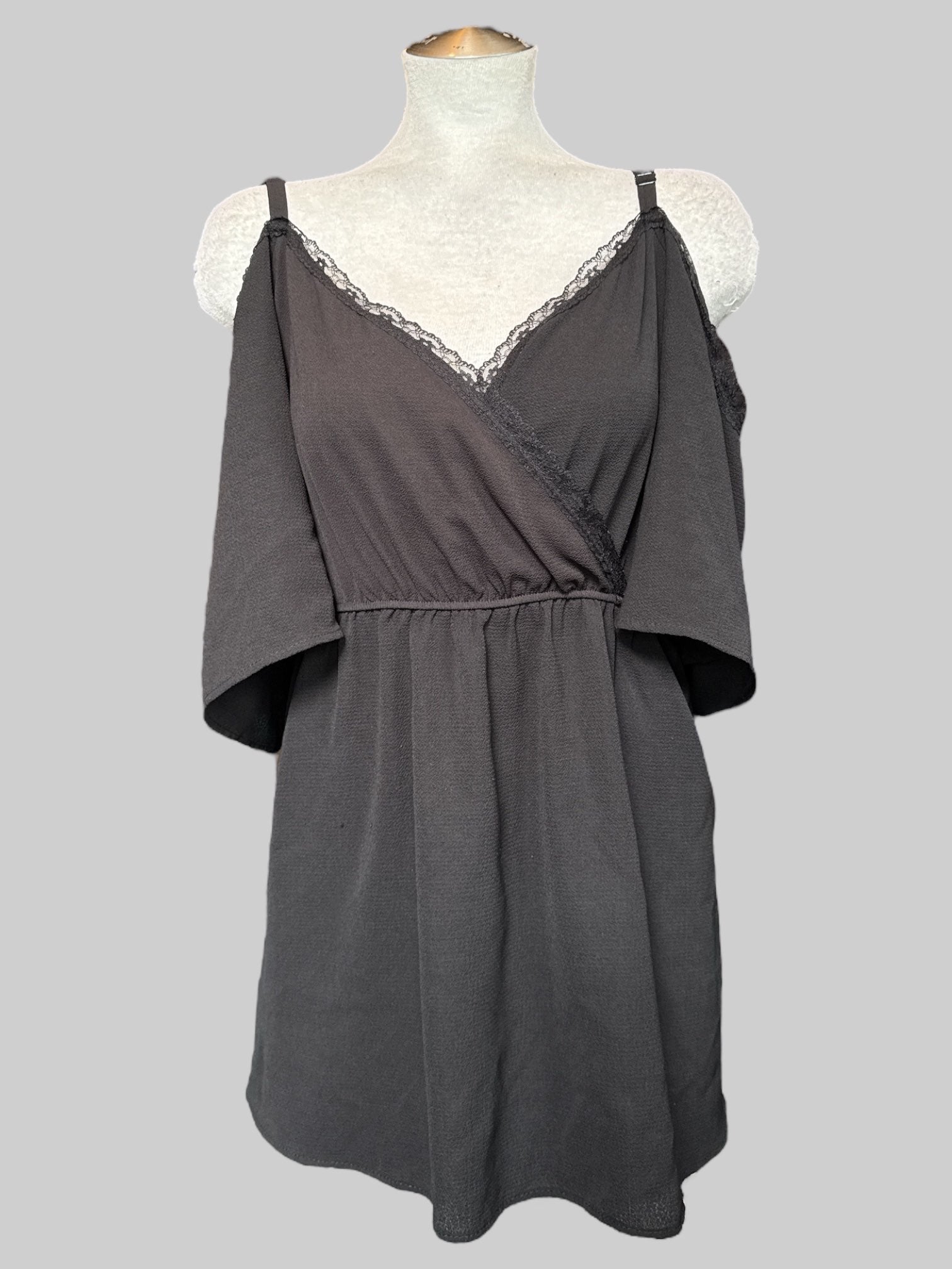 4X Flowy black top with cold shoulders and lace trim
