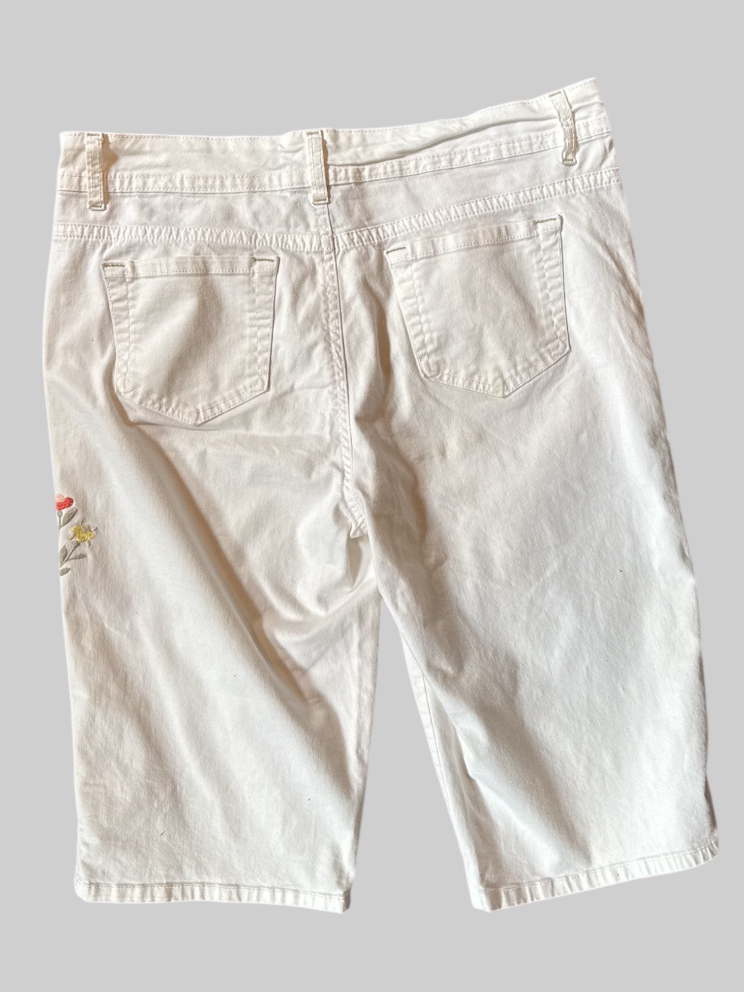 XL white below the knee shorts with floral embroidery