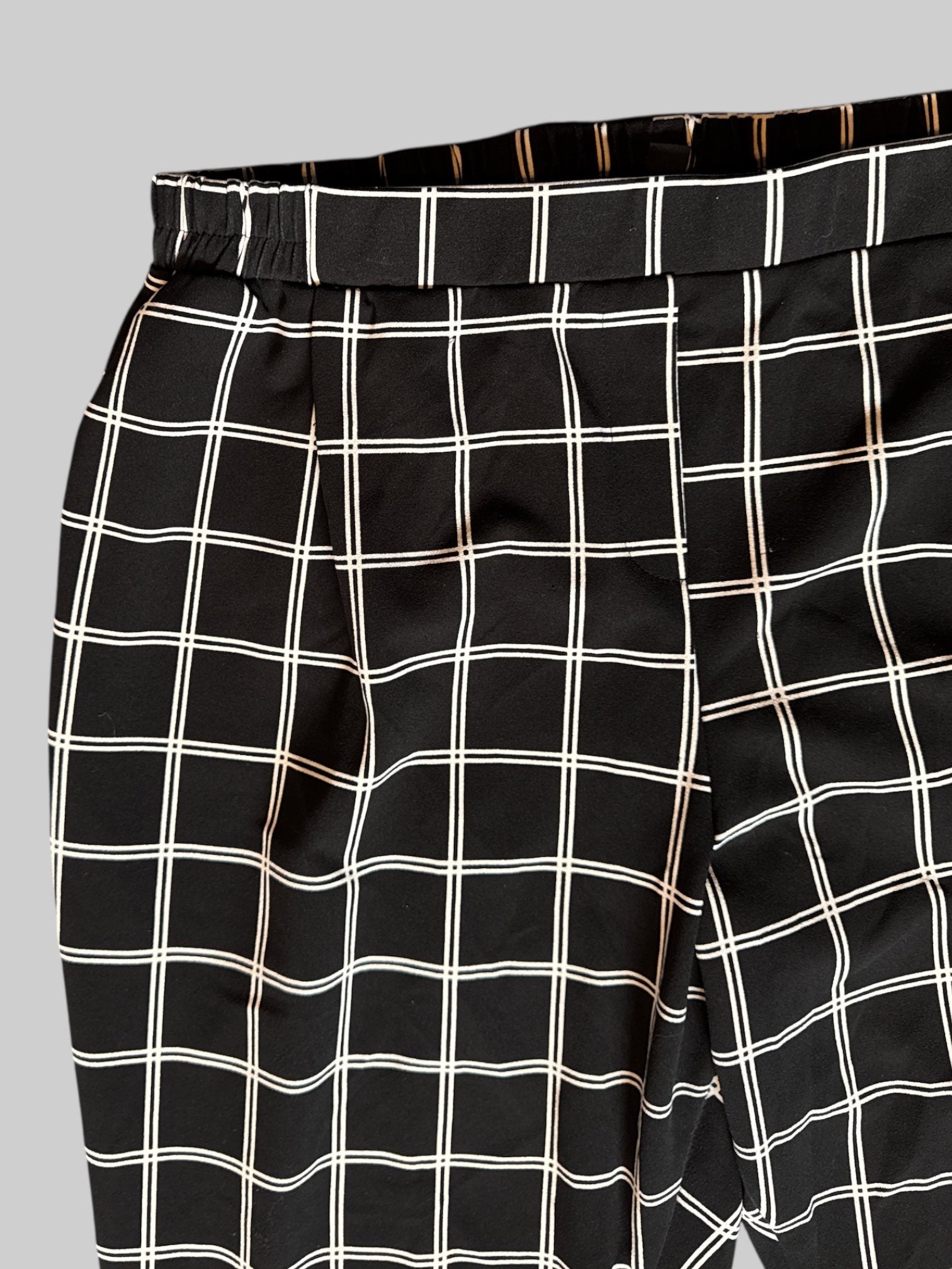 1X black and white stretchy plaid pants with pockets