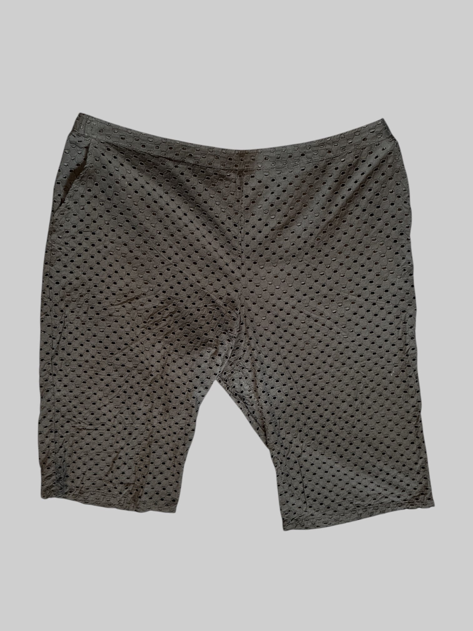 4X black culottes with eyelet design