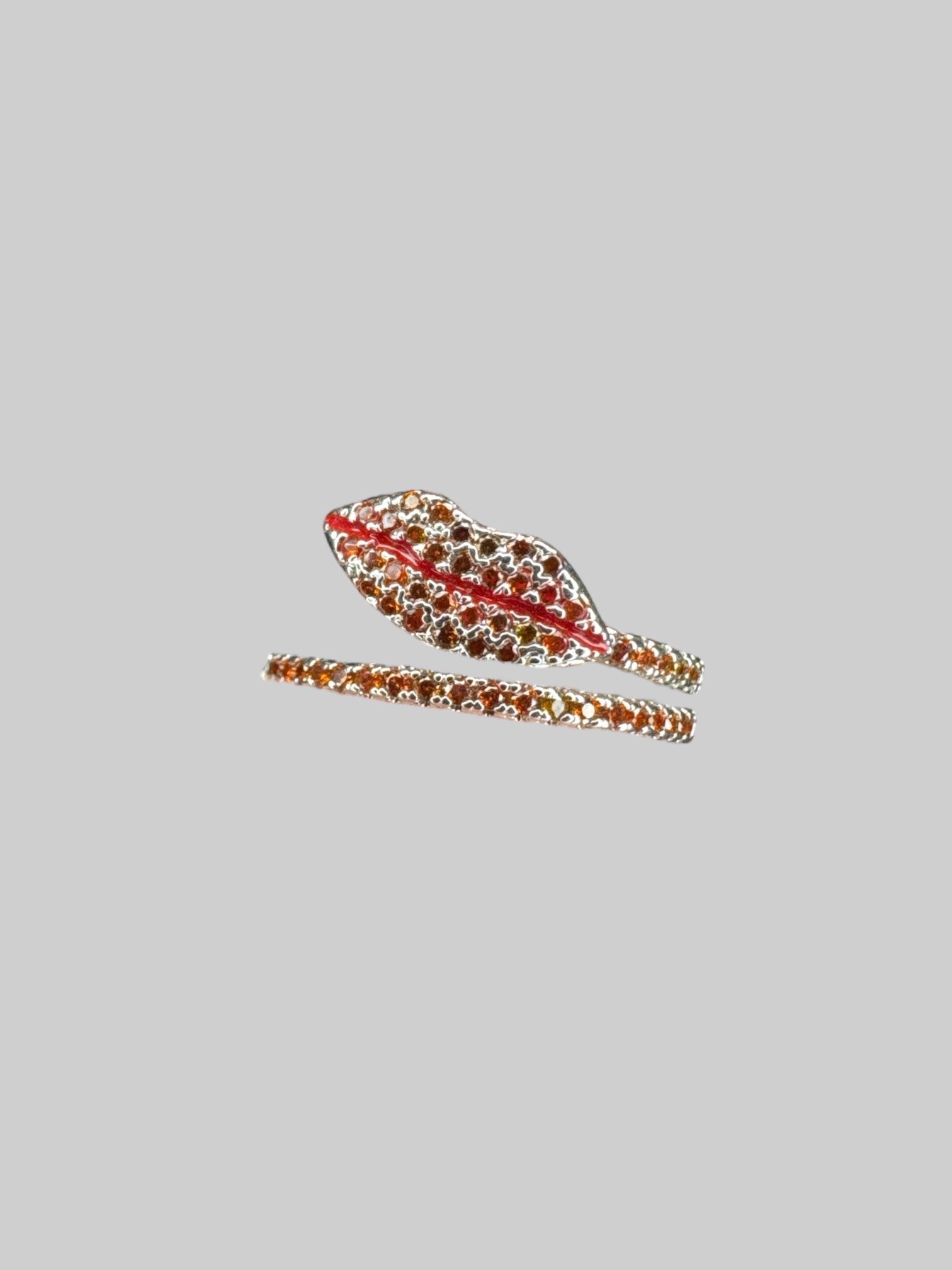 Size 6 silver tone ring with lip design and red gems