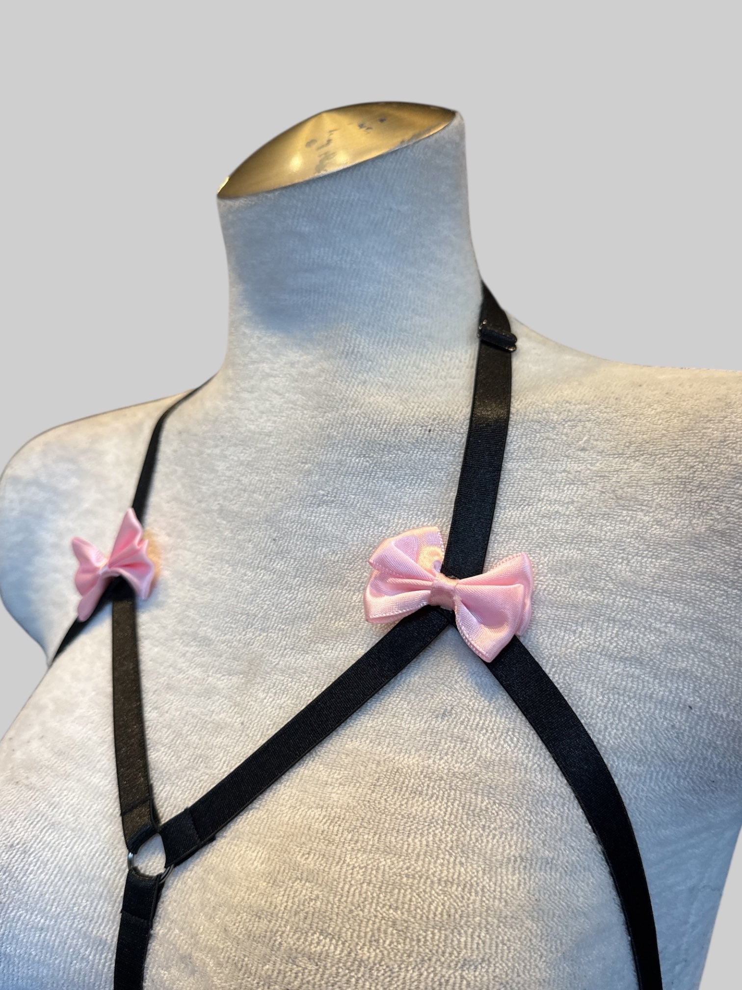 Stretchy chest harness with bow details