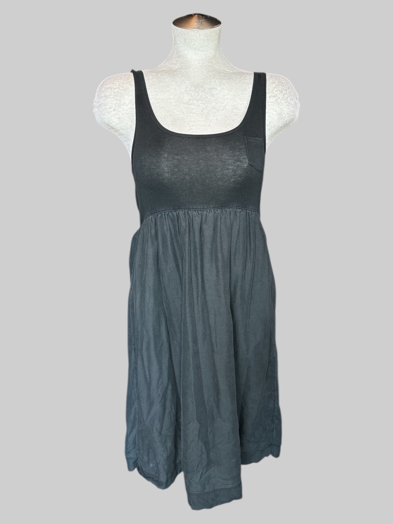 M black sleeveless dress