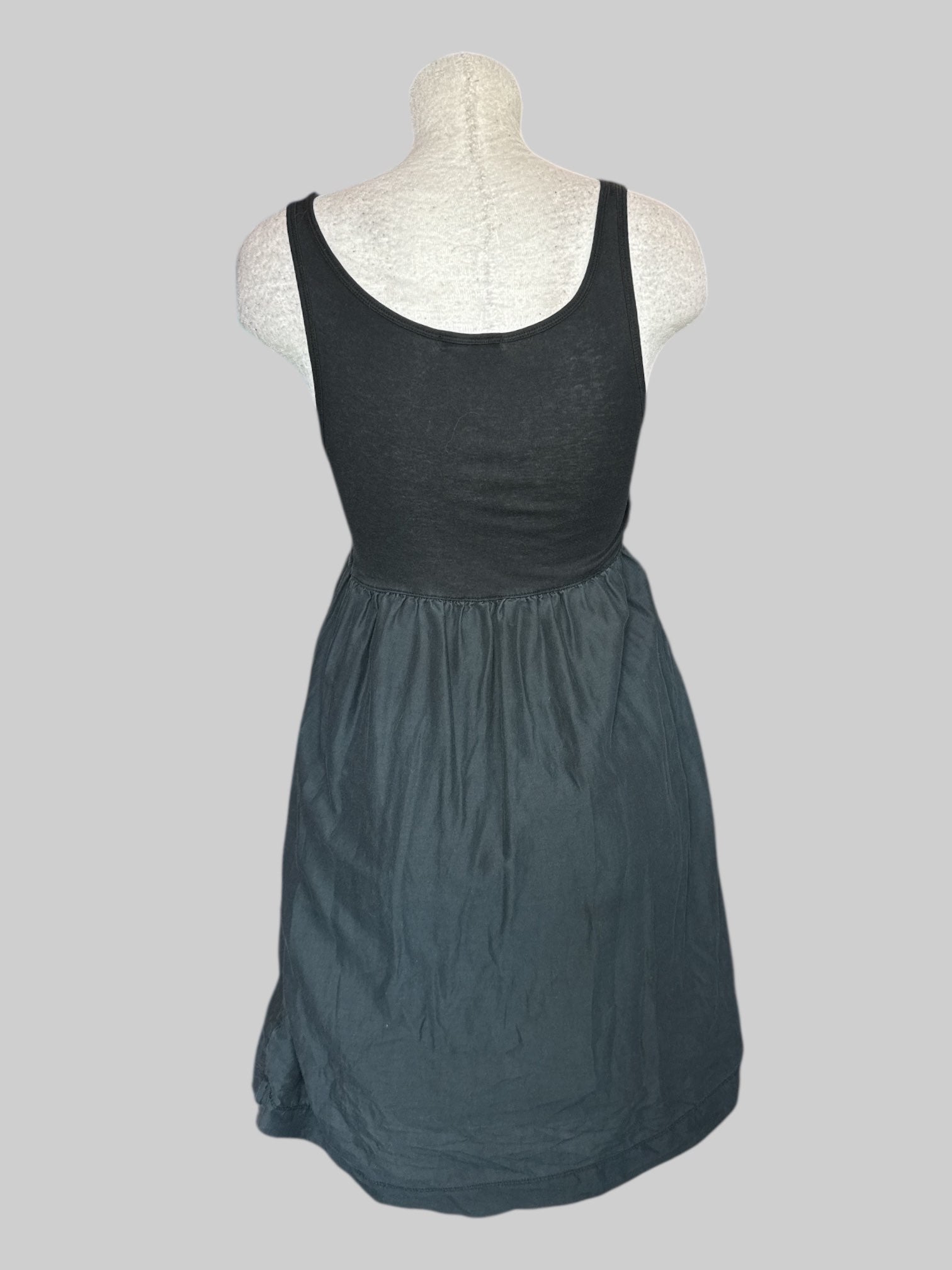 M black sleeveless dress