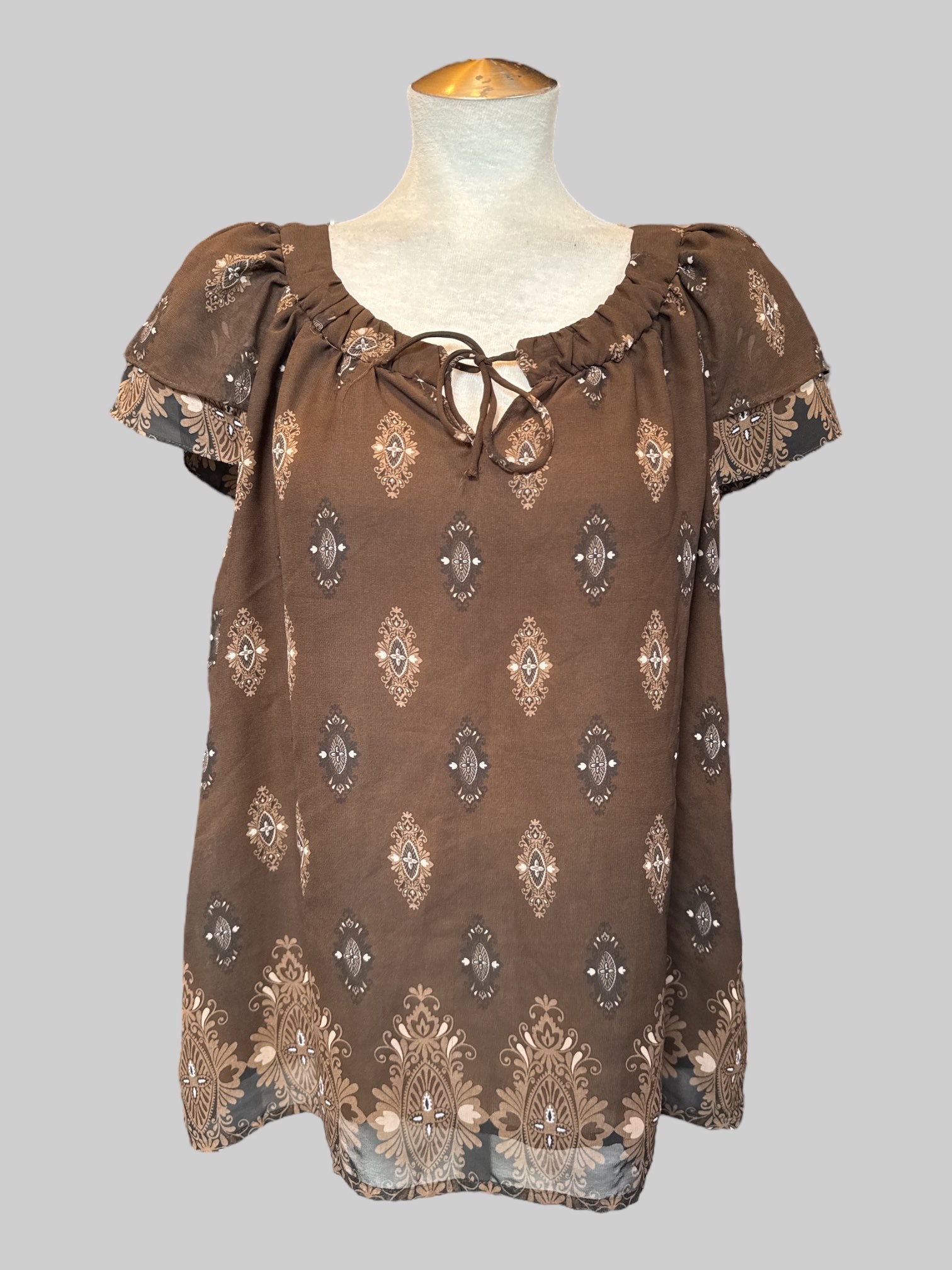 XL brown short sleeve flowy top with geometric pattern