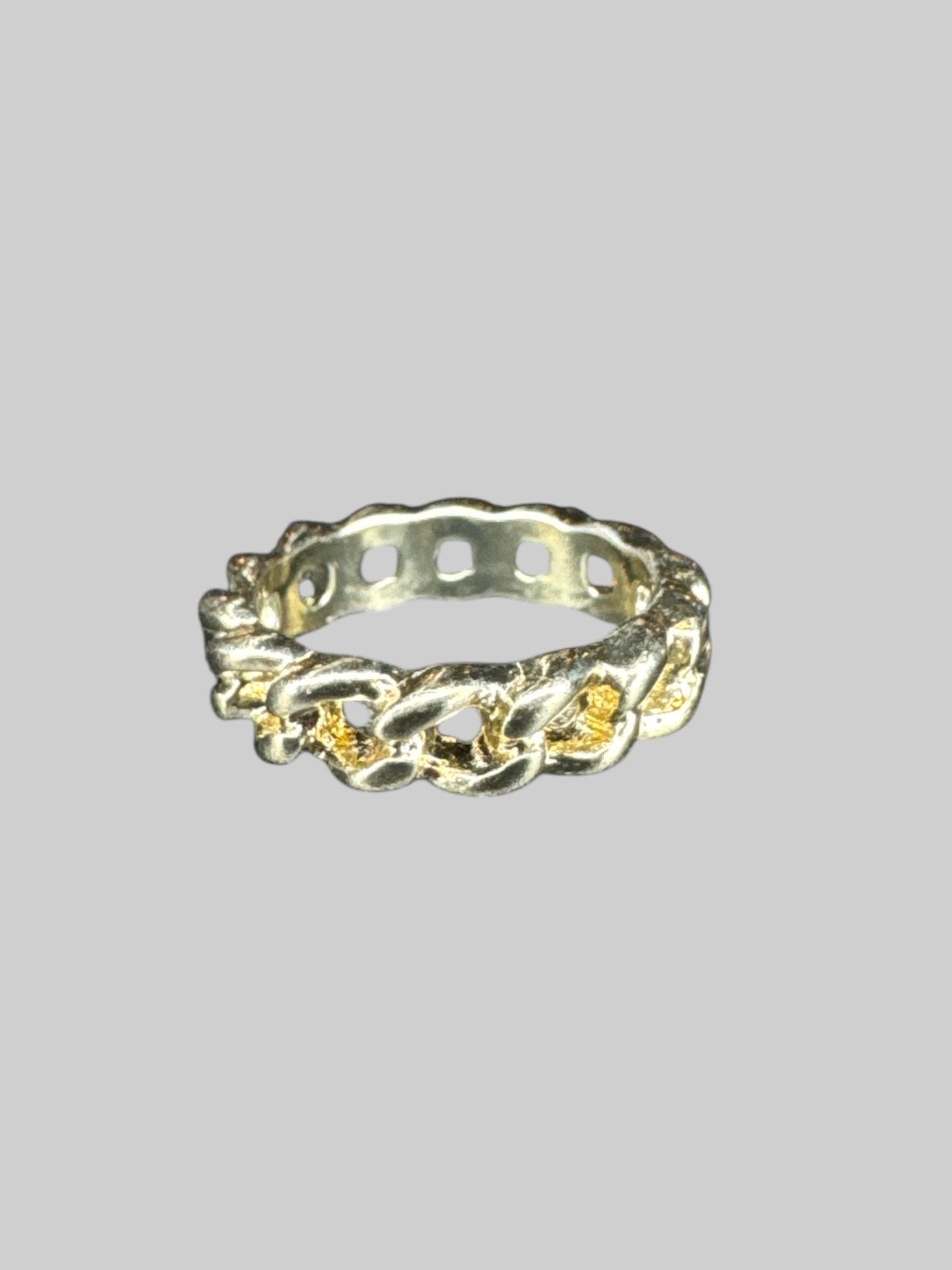 Size 8 gold tone chain design ring