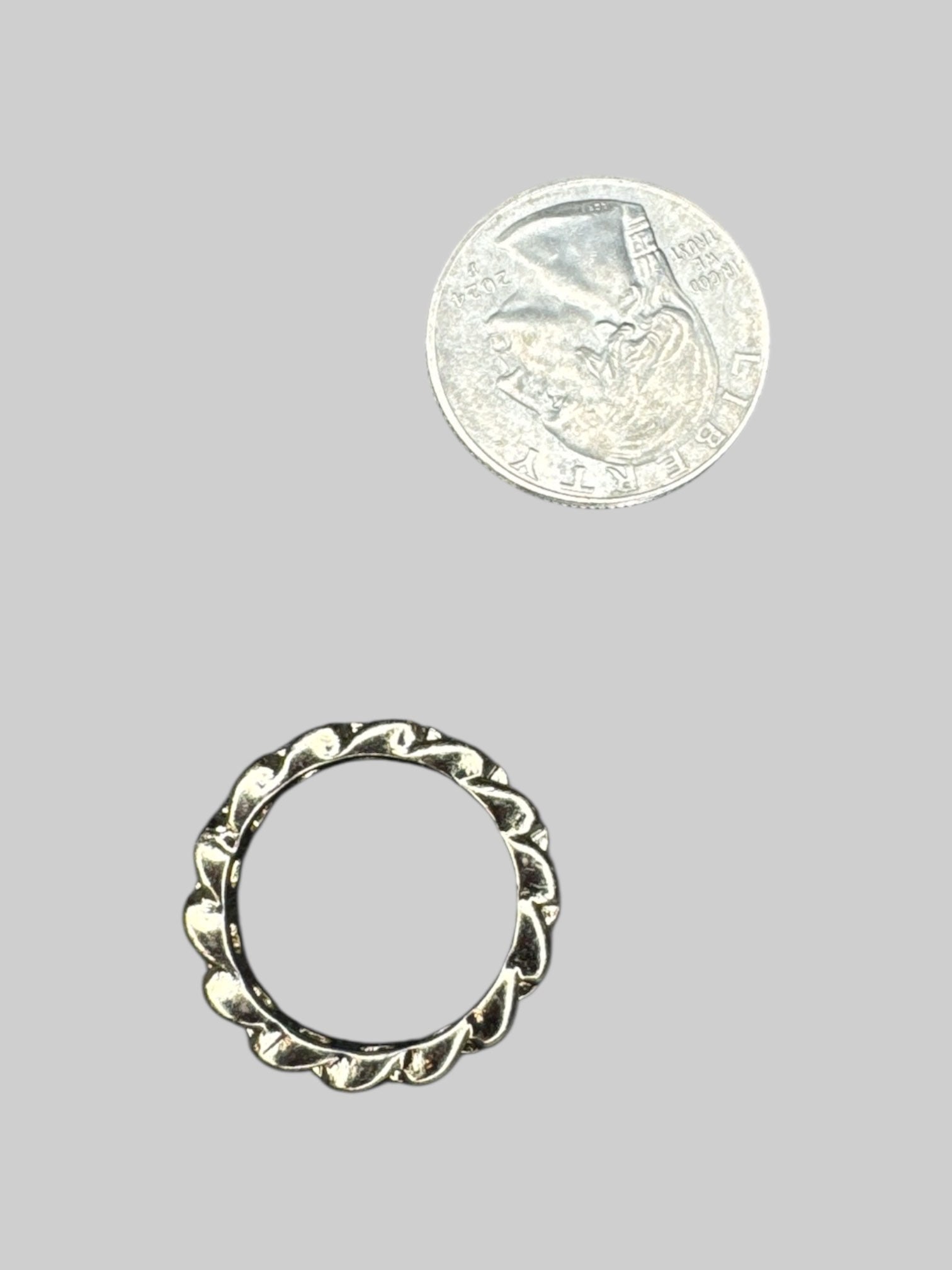 Size 8 gold tone chain design ring