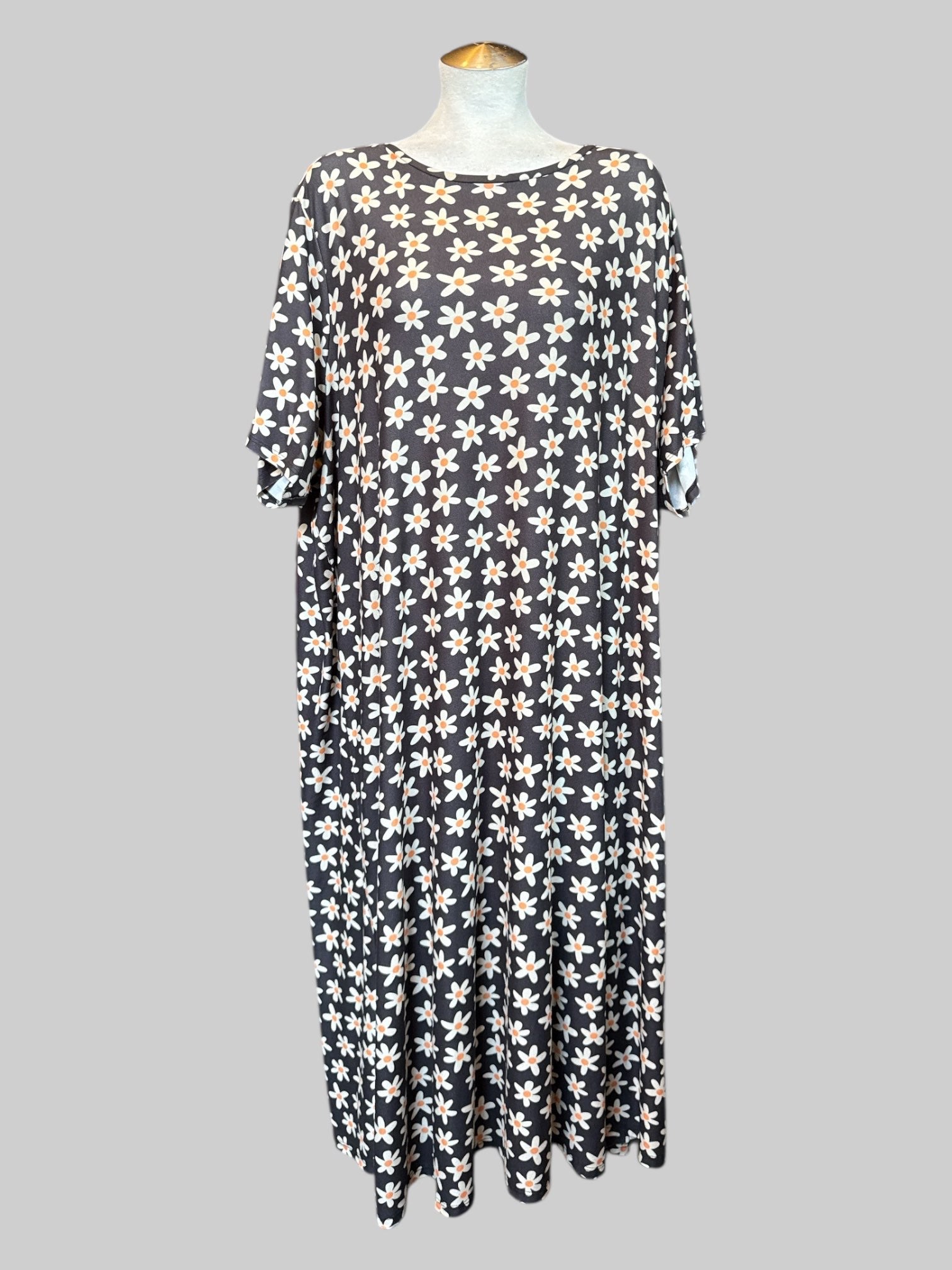 5X black flowy dress with daisies