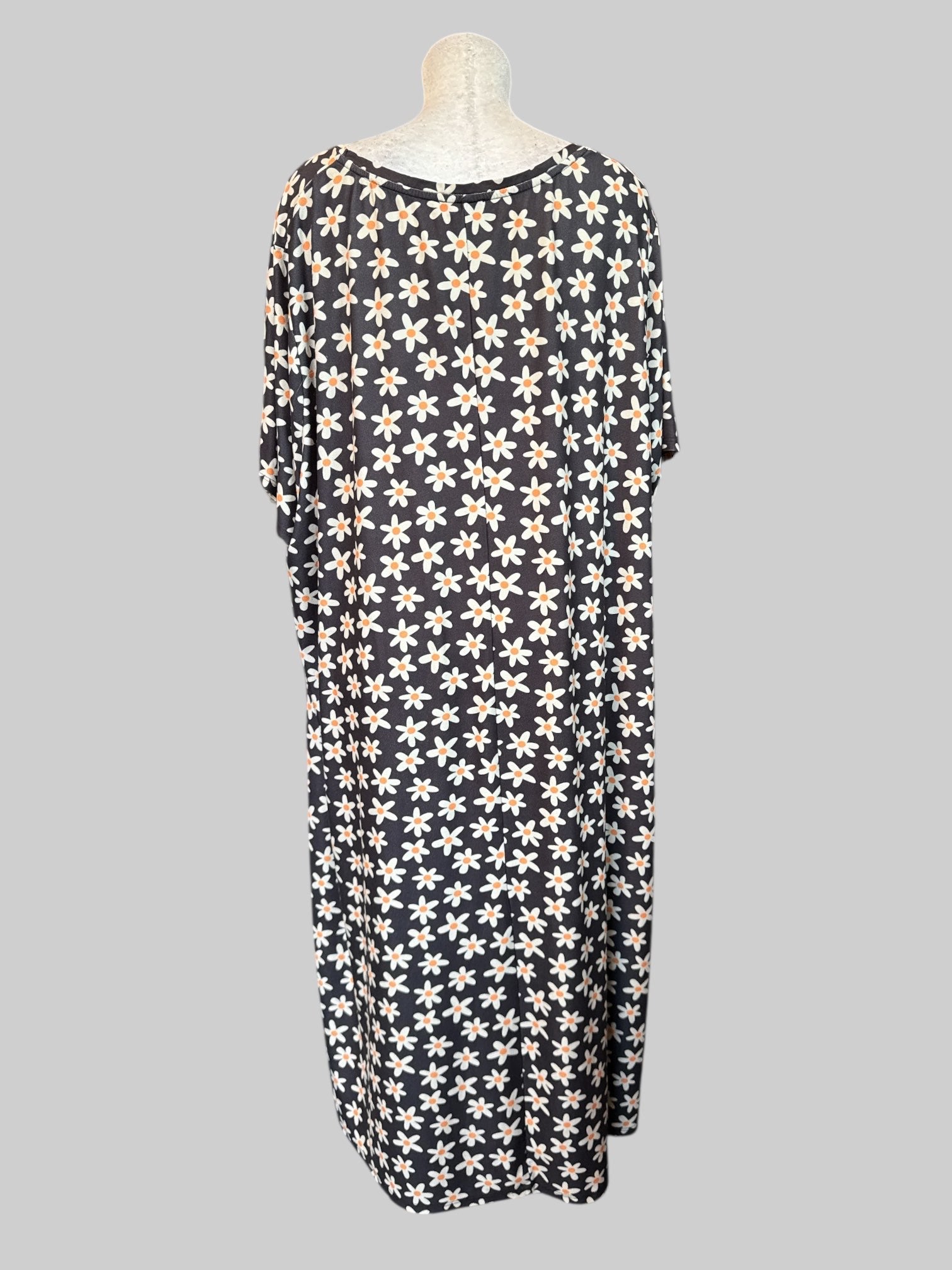 5X black flowy dress with daisies