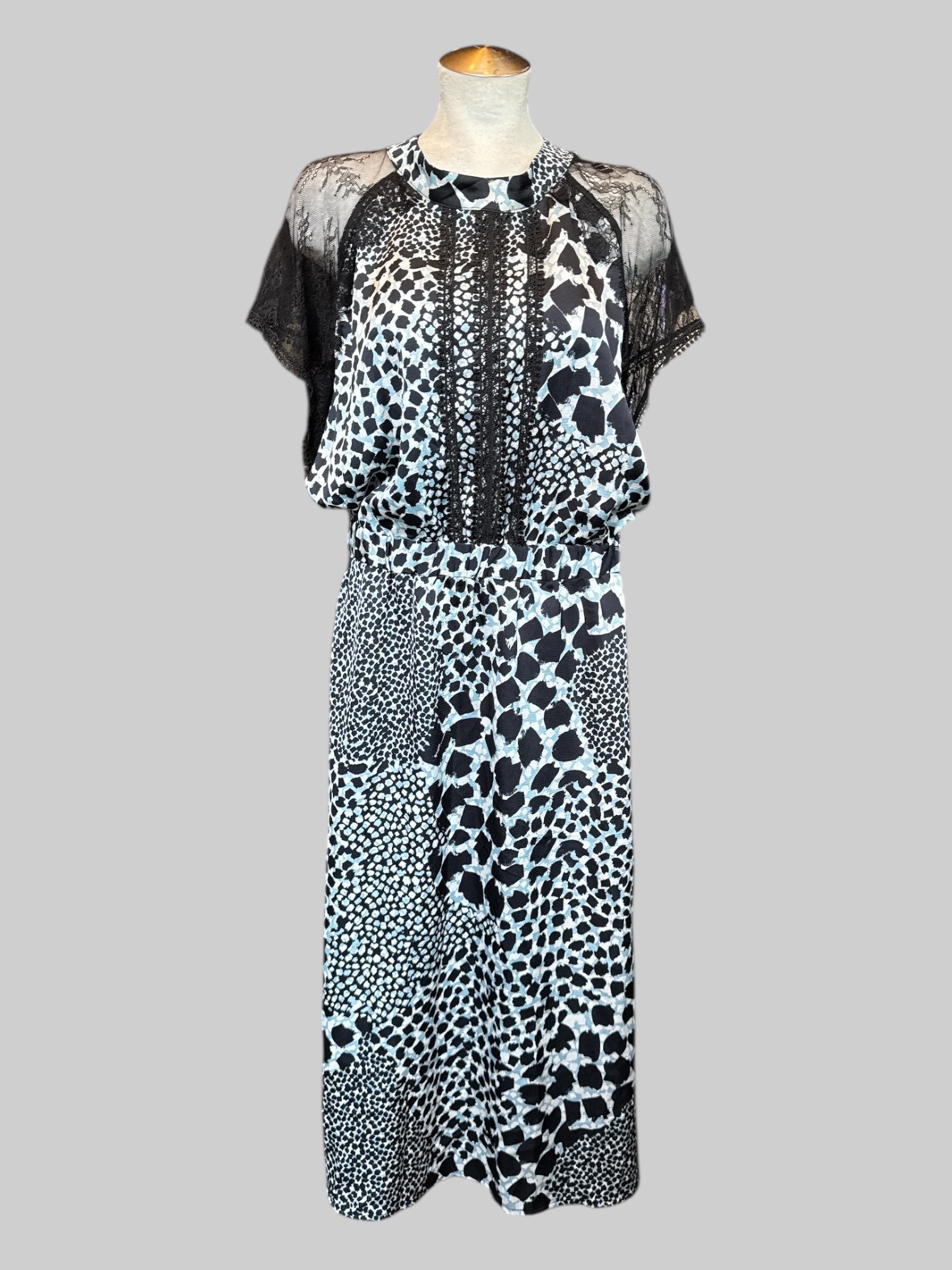 4X flowy black, blue, and white animal print pattern pattern maxi dress with lace sleeves