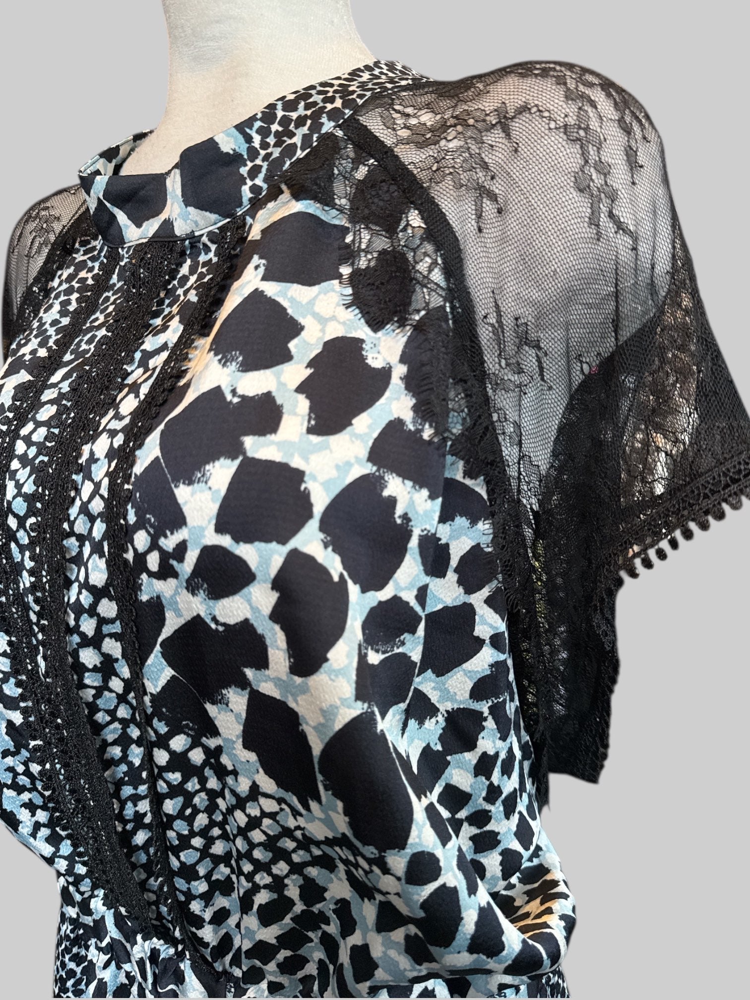 4X flowy black, blue, and white animal print pattern pattern maxi dress with lace sleeves