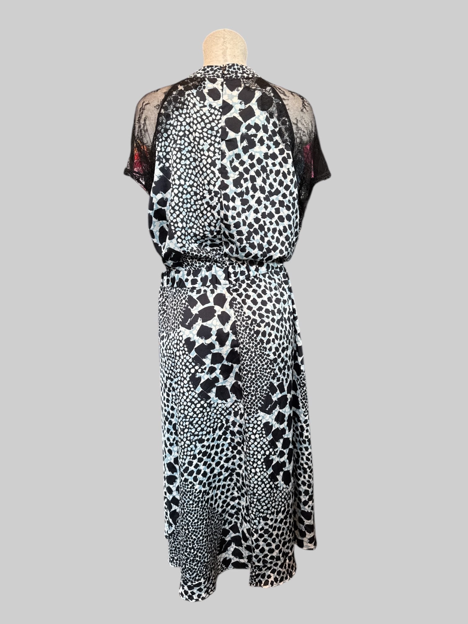 4X flowy black, blue, and white animal print pattern pattern maxi dress with lace sleeves