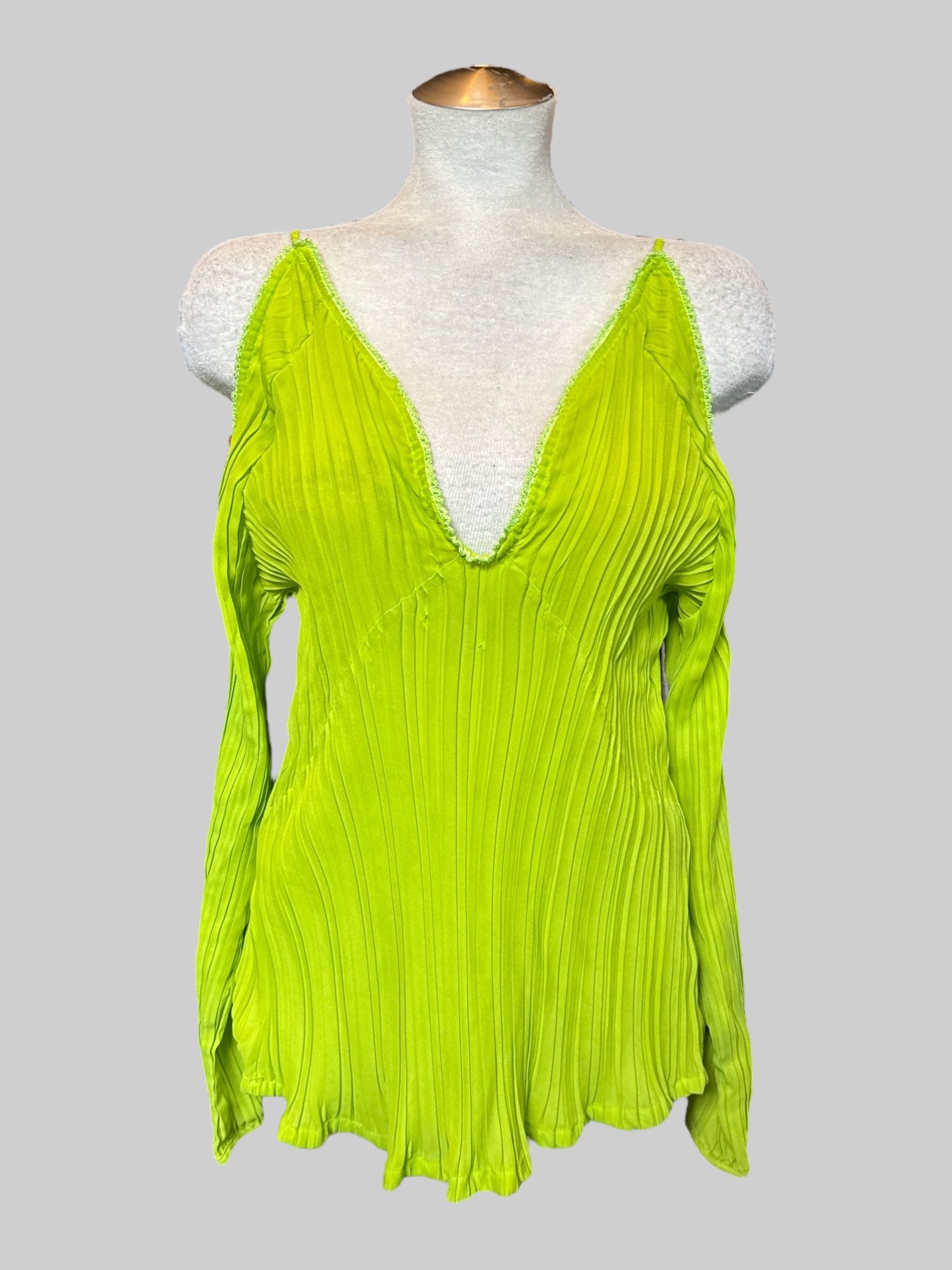 2X vintage bright green textured top with cold shoulders and scalloped trim