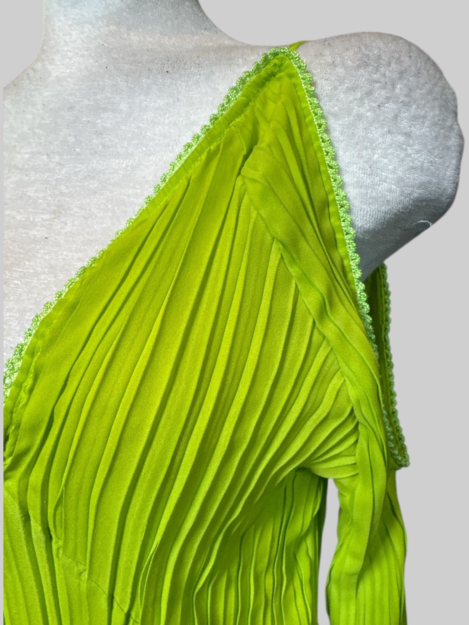 2X vintage bright green textured top with cold shoulders and scalloped trim