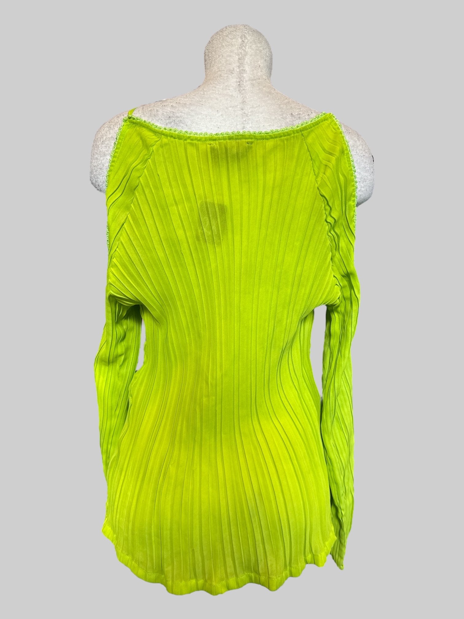 2X vintage bright green textured top with cold shoulders and scalloped trim