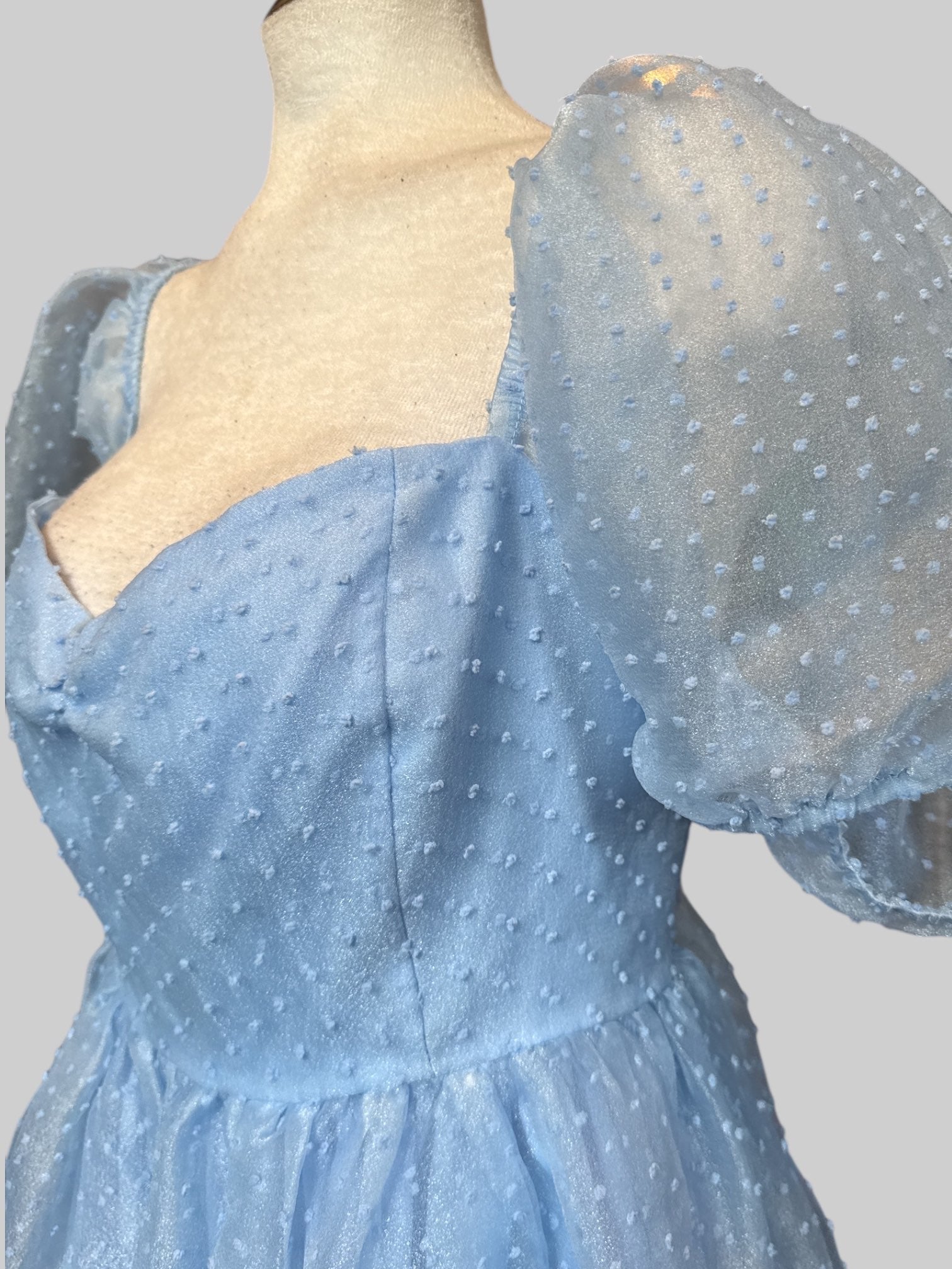 0X Light blue dress with textured dots and balloon sleeves
