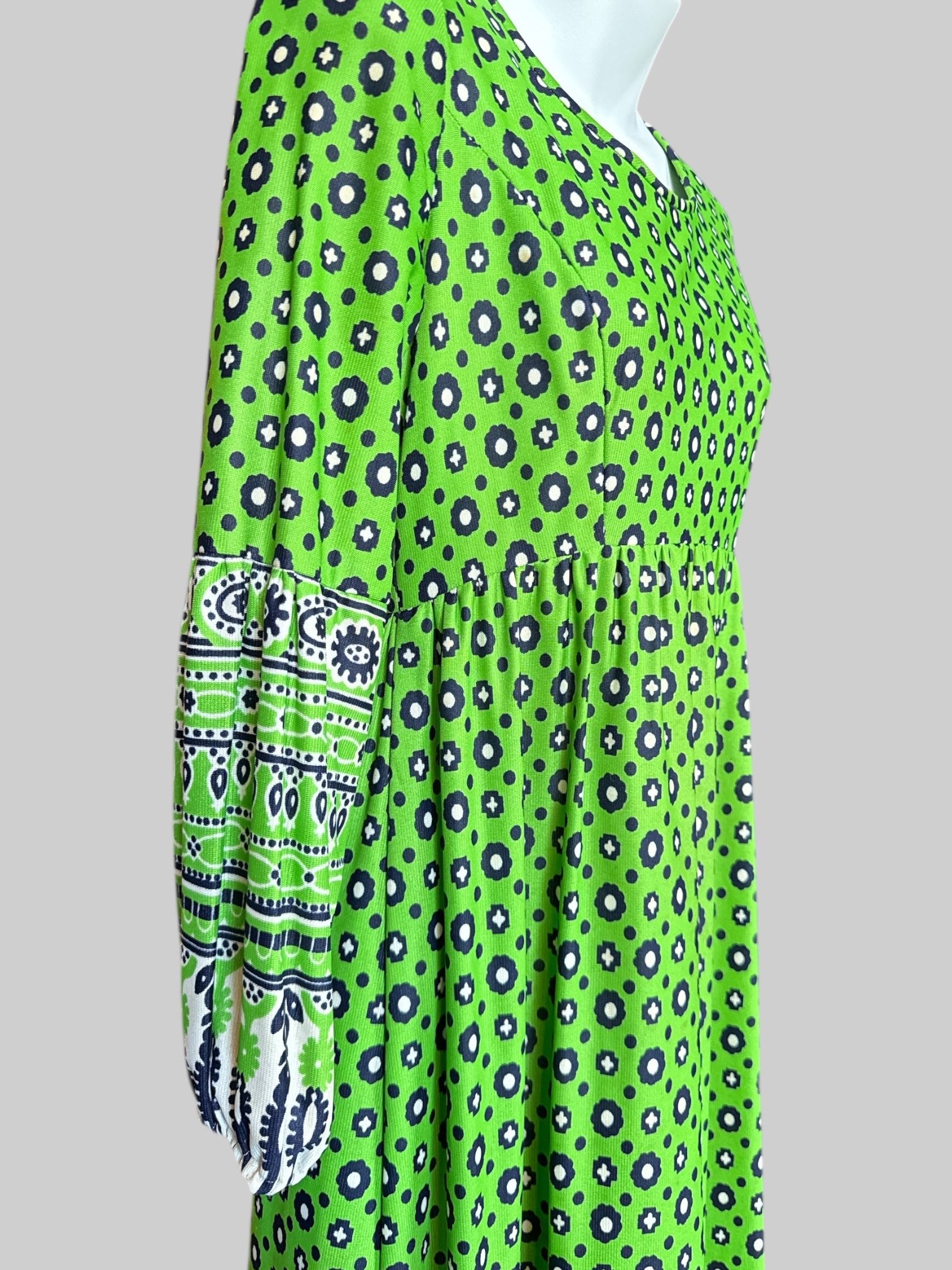XS VTG green maxi dress with blue and White geometric patterns XS VTG green maxi dress with blue and White geometric patterns