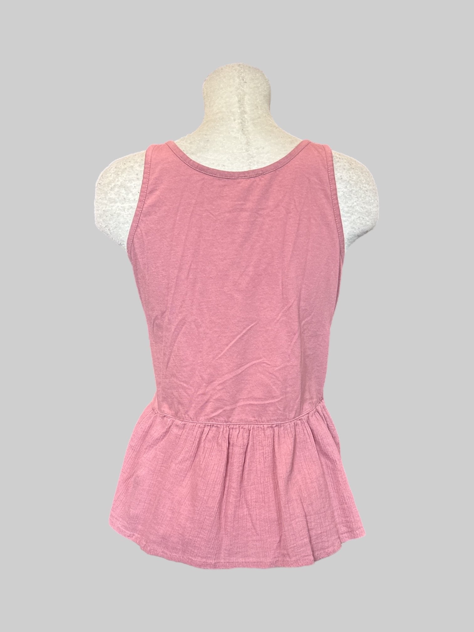 M Mauve sleeveless flowy peplum top with multicolor geometric design