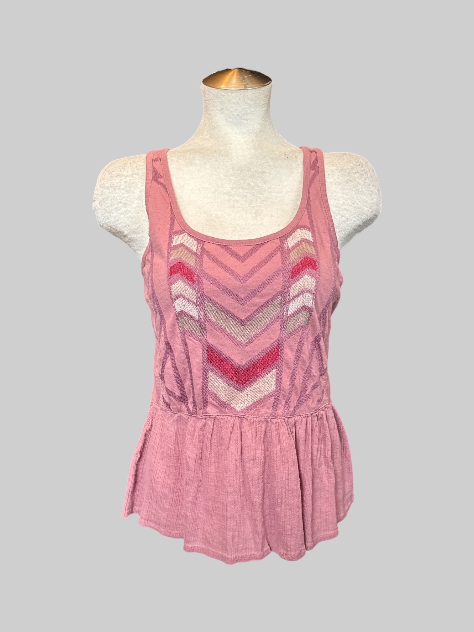 M Mauve sleeveless flowy peplum top with multicolor geometric design