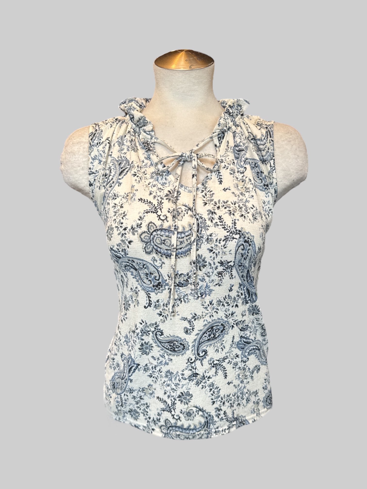 L White blue and black paisley sleeveless top with tie on neckline and ruffled collar