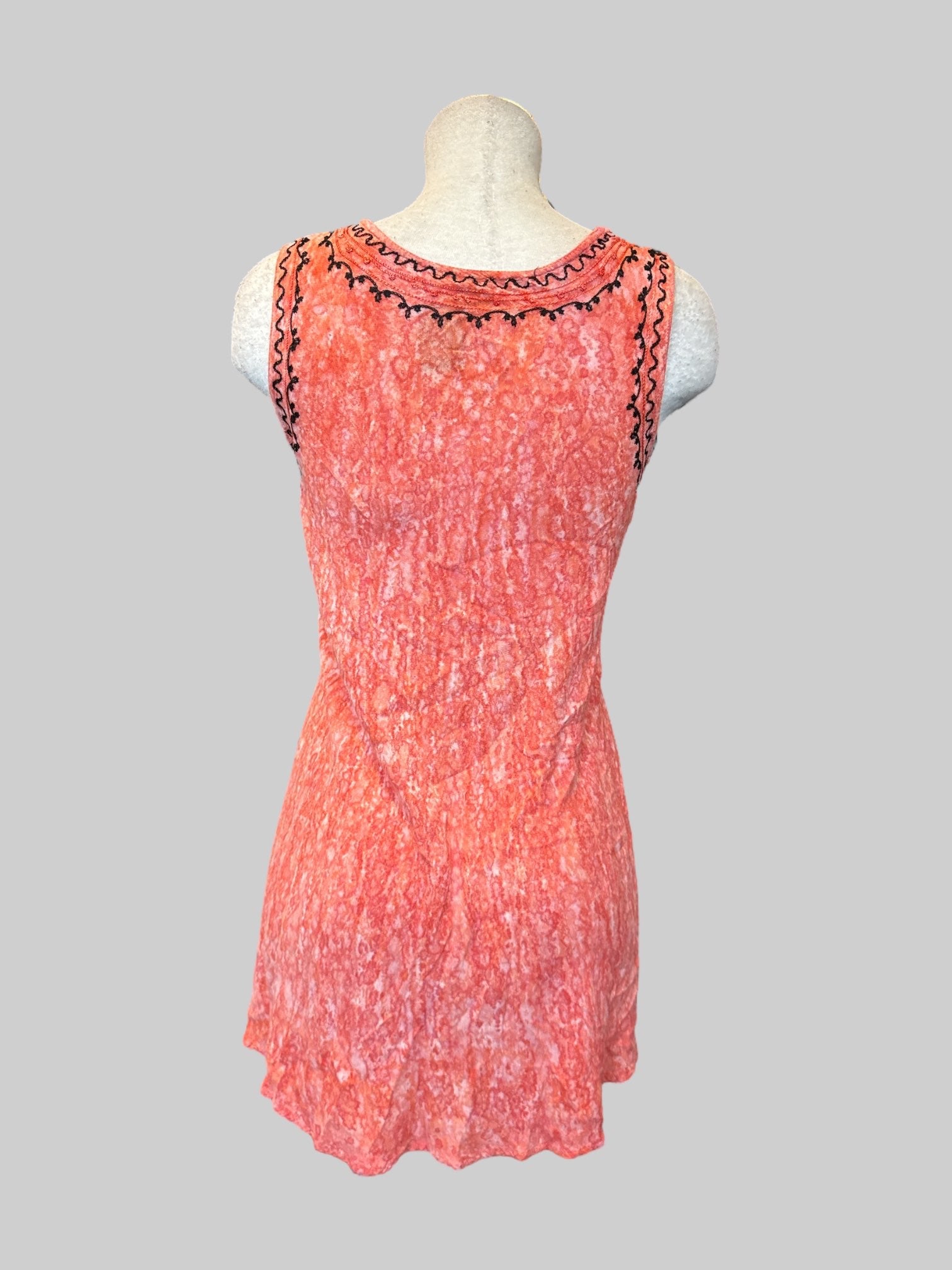 L Orange and white tie-dye sleeveless top with black embroidery
