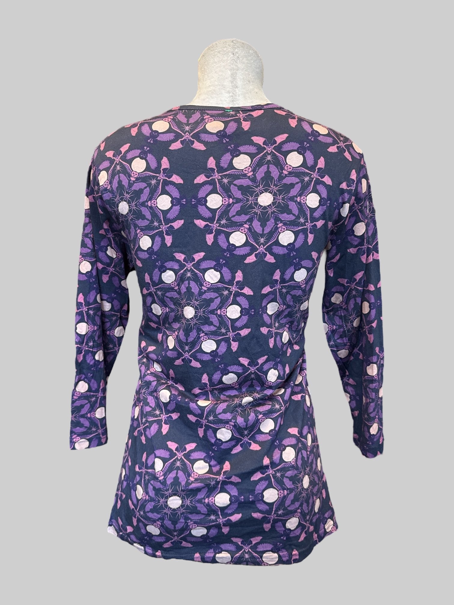 L Gray half sleeve top with owl, bat and spider geometric design