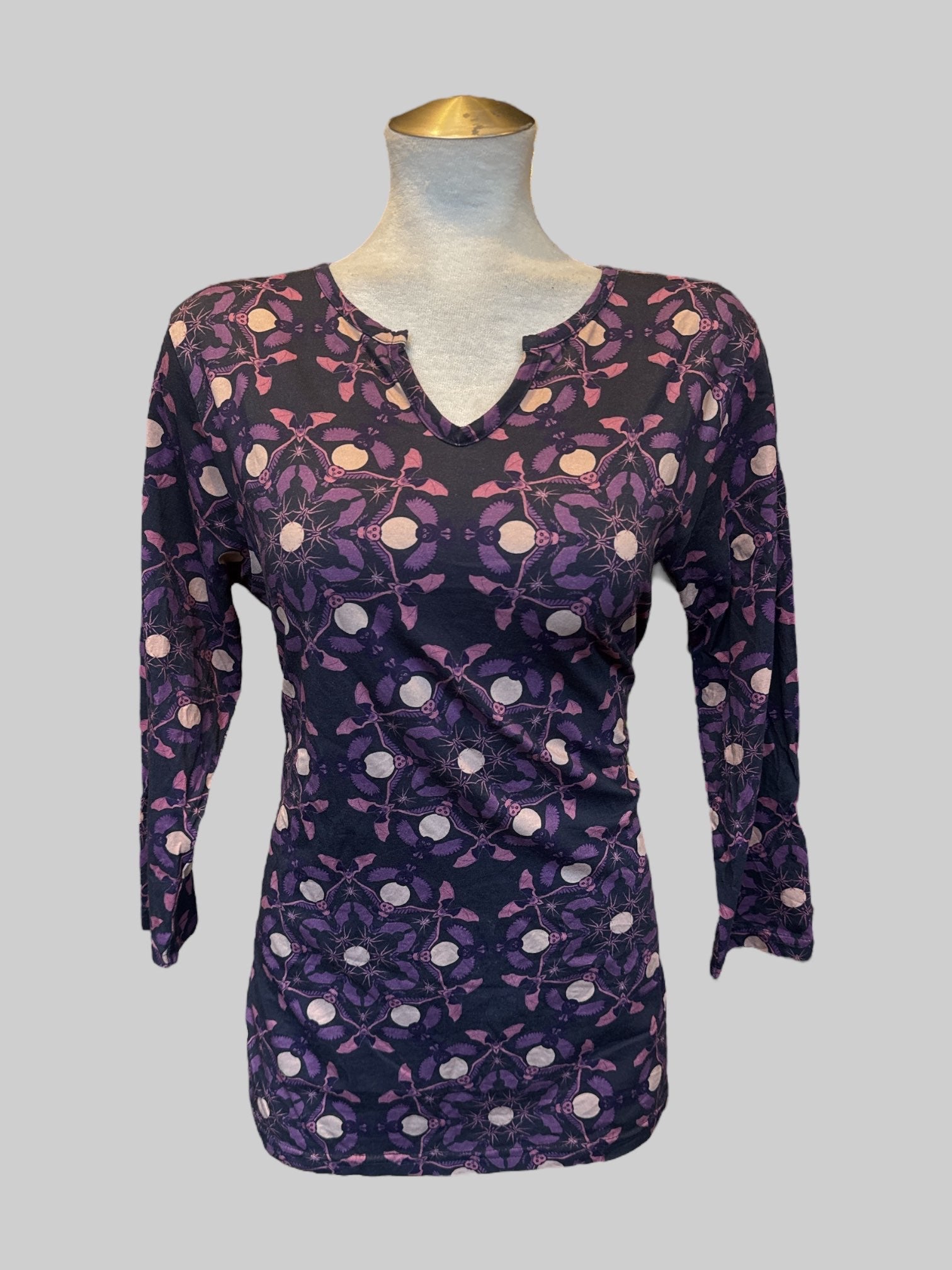 L Gray half sleeve top with owl, bat and spider geometric design