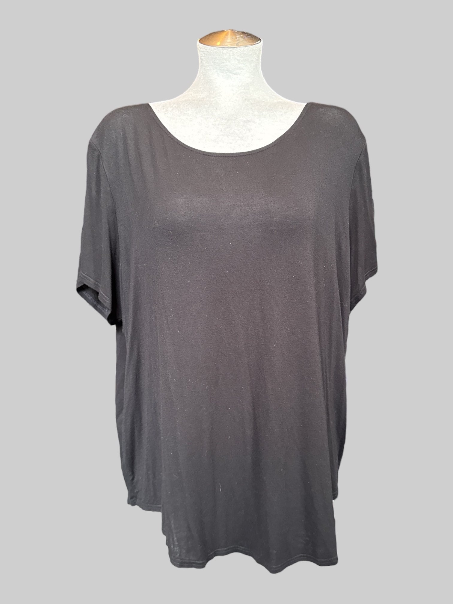 4X Black flowy top short sleeve top with pleated back